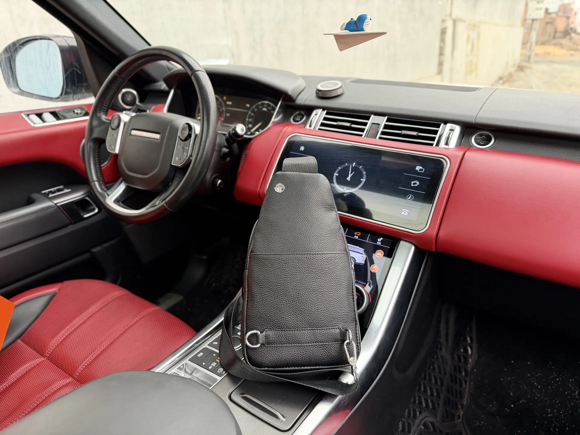 p125 📷高端货‼️ 新款 &ldquo; HERMES &rdquo;爱马仕胸包💼 爱马仕单肩包斜挎包 印花图案 皮革 单肩胸包斜挎包 男款 黑色 智能肩带设计，适合左肩或右肩背携。改善背携舒适度的造型设计；双拉链开合设计，确保贵重物品安放无虞 高清五金logo标志、专用里内里。顺滑拉链、油边平滑、做工精致每个细节到位！W潮男必备款 规格：18x37x5cm。配折叠礼盒🎁