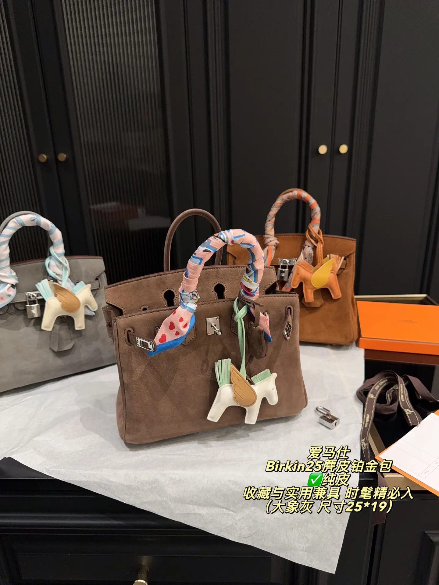 ✅纯皮P335配盒⚠️尺寸25*19 爱马仕 Birkin25麂皮铂金包 触感柔软细腻，秋冬季节超适合！银色金属扣件＋小飞马挂件，精致又有辨识度。25cm尺寸，日常通勤、出行都能轻松装下随身物品。麂皮材质轻盈，搭配丝巾更显高级感，是爱马仕经典系列，收藏与实用兼具，时髦精必入！