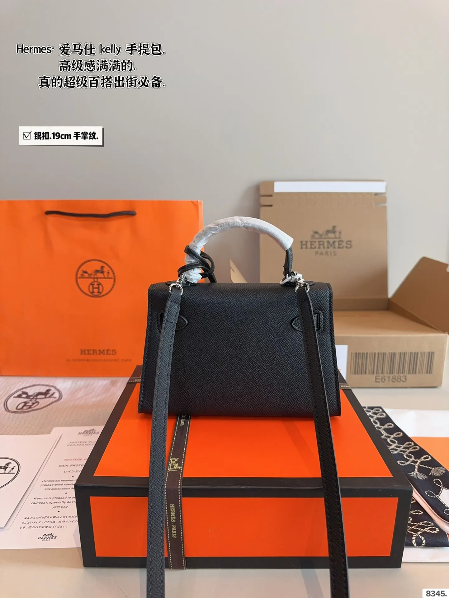 p175配礼盒🎁. 爱马仕 凯莉 kelly 二代 真的太香了 属于日常休闲跟 女人味都可以驾驭的那种 自己搭配了肩带 平时带 娃也可以解放双手 跟朋友下午茶手提更有feel哦 除了随身携带的化妆品 还有再放一个手机尺寸：19*6*12cm