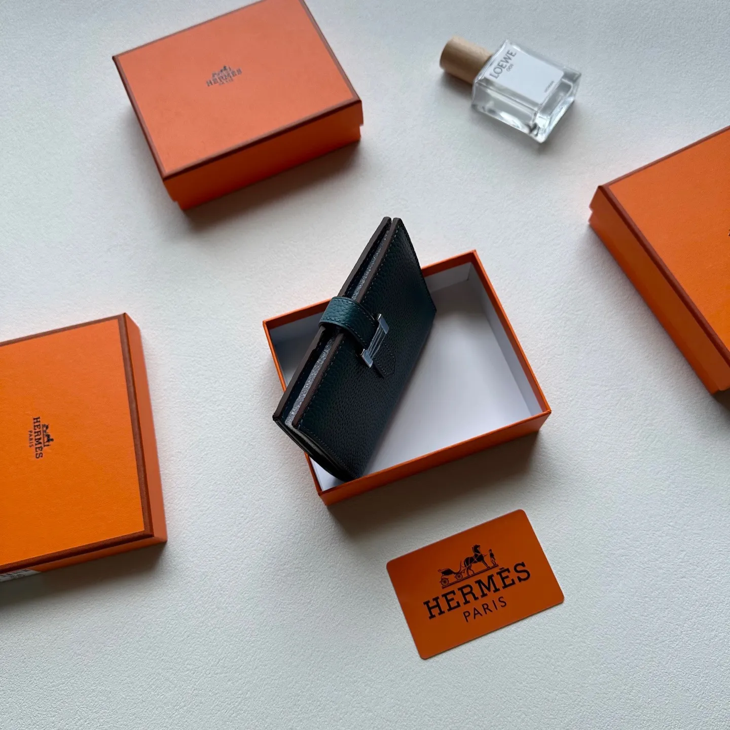 p95🎀🎀颜色 多色可选🎀尺寸 12x9.5🎀高版爱马仕优质进口牛皮🐂 手感一流👏时尚设计💋潮版百搭,配有4个卡槽,4个口袋,拉链零钱包,1个钞票口袋,镀钯锁扣,做工精致完美