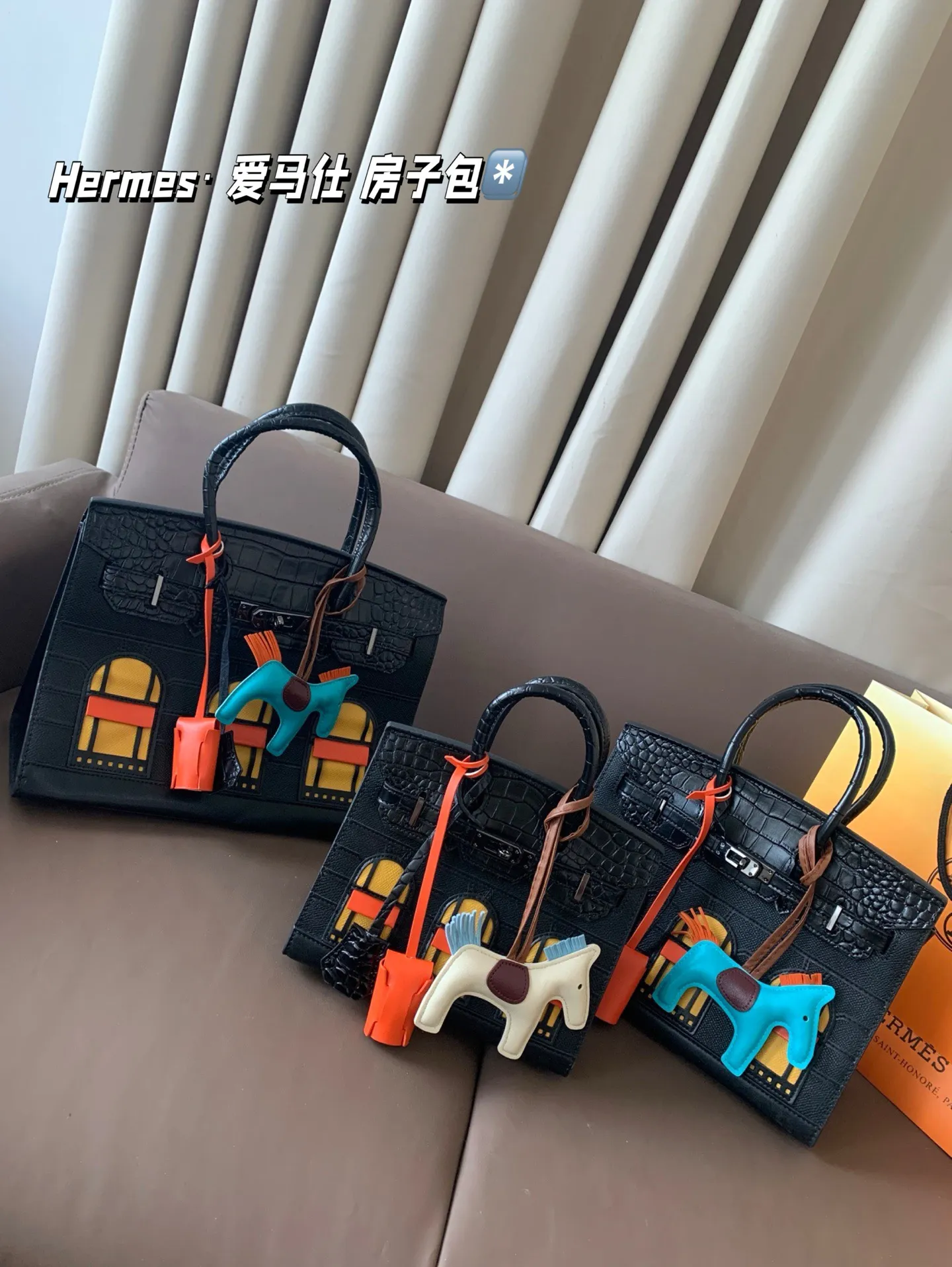 大P300 中P280 小P260 配礼盒🎁. Hermes· 爱马仕 房子包 轻松演绎复古时髦 包型挺阔,简约而不简单不需要过多的装饰,日常搭配西装和T恤,就能将高级感体现的淋漓尽致!尺寸大30*24 中25*21 小20*18