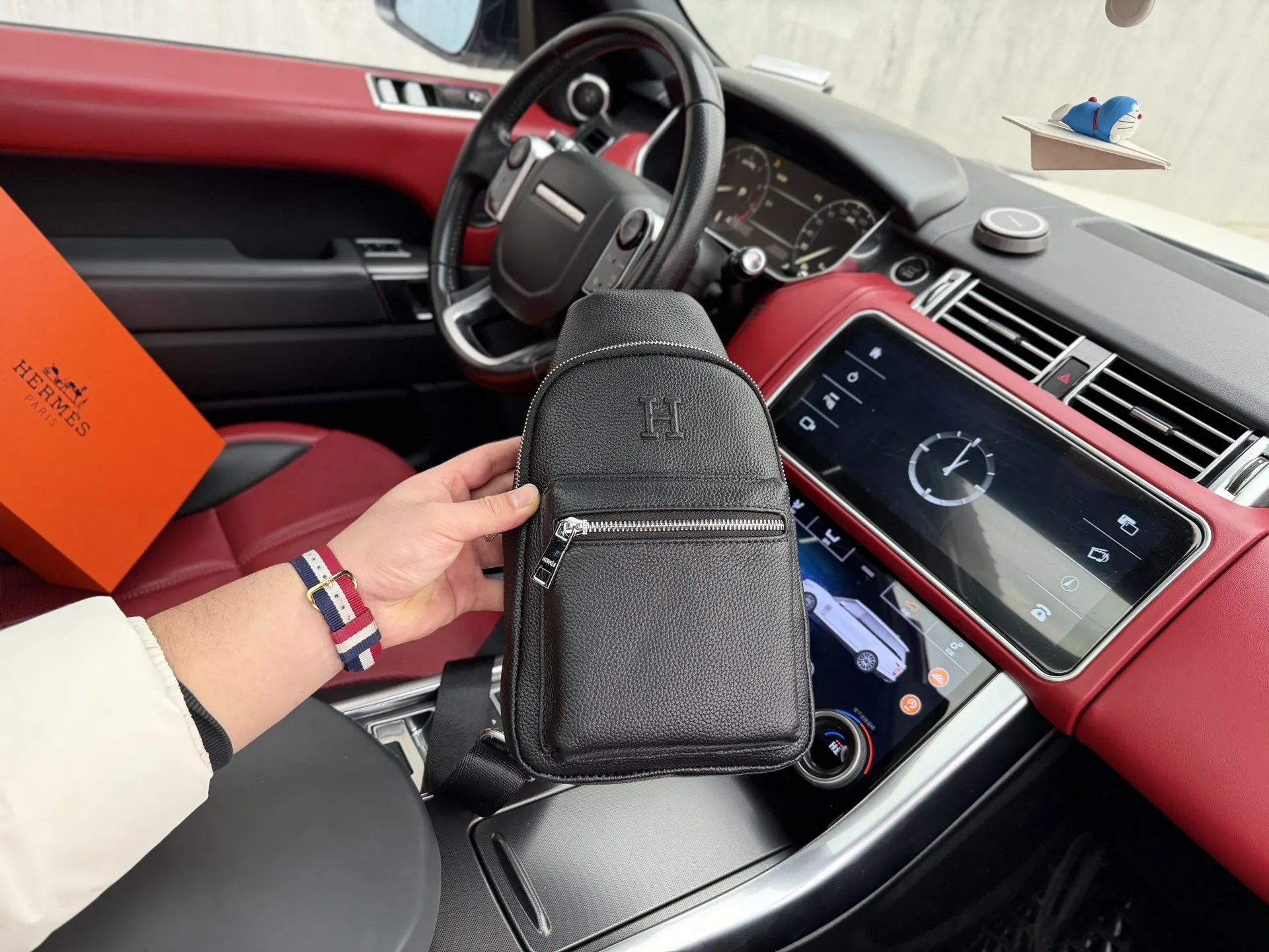 p125 📷高端货‼️ 新款 &ldquo; HERMES &rdquo;爱马仕胸包💼 爱马仕单肩包斜挎包 印花图案 皮革 单肩胸包斜挎包 男款 黑色 智能肩带设计，适合左肩或右肩背携。改善背携舒适度的造型设计；双拉链开合设计，确保贵重物品安放无虞 高清五金logo标志、专用里内里。顺滑拉链、油边平滑、做工精致每个细节到位！W潮男必备款 规格：18x37x5cm。配折叠礼盒🎁