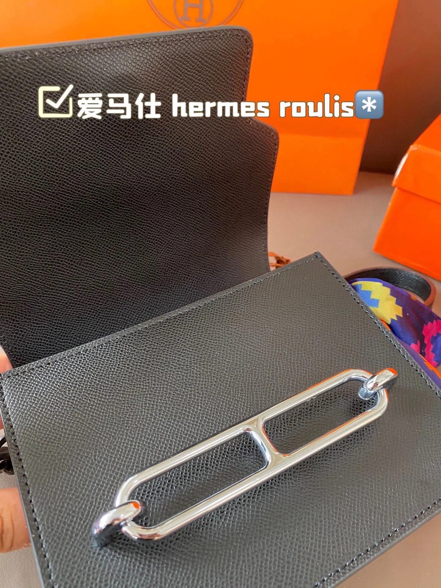 P185 hermes roulis这款包包设计的非常好看,是爱马仕包包里面比较低调的一款,不喜欢大Hlogo的朋友可以考虑入手这款,非常实用,很多明星都特别喜欢。爱马仕(H家)猪鼻子包 Roulis面向广大年轻人,线条简洁明快,极具个性的Logo标志,带点中性风格,适合追求品位生活的白领一族! 尺寸:18*15