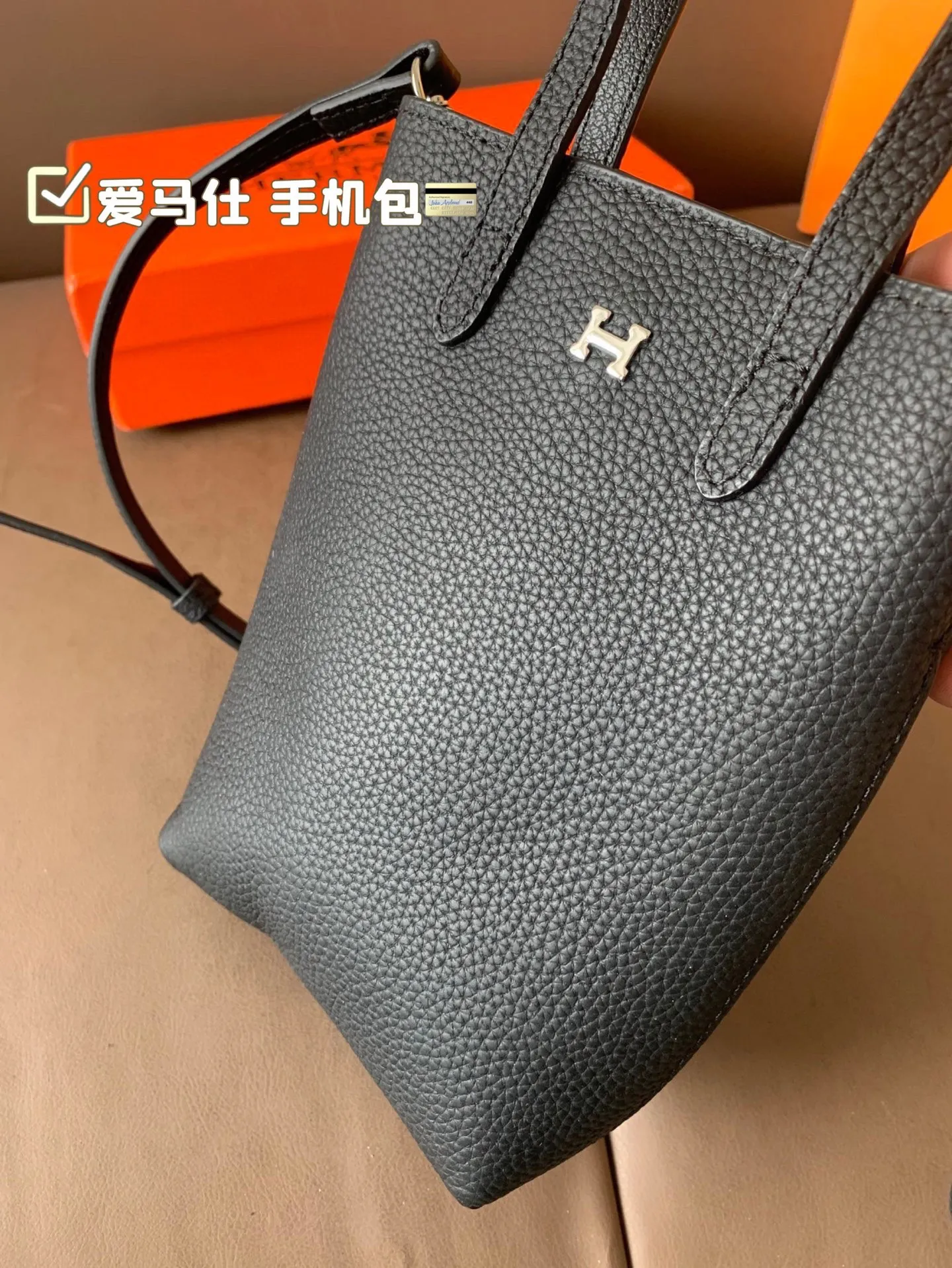 P105(牛皮) 爱马仕 手机包 无论男女都非常好背 大小适中,手机、车钥匙、等等都可以轻松放尺寸11*18 配盒