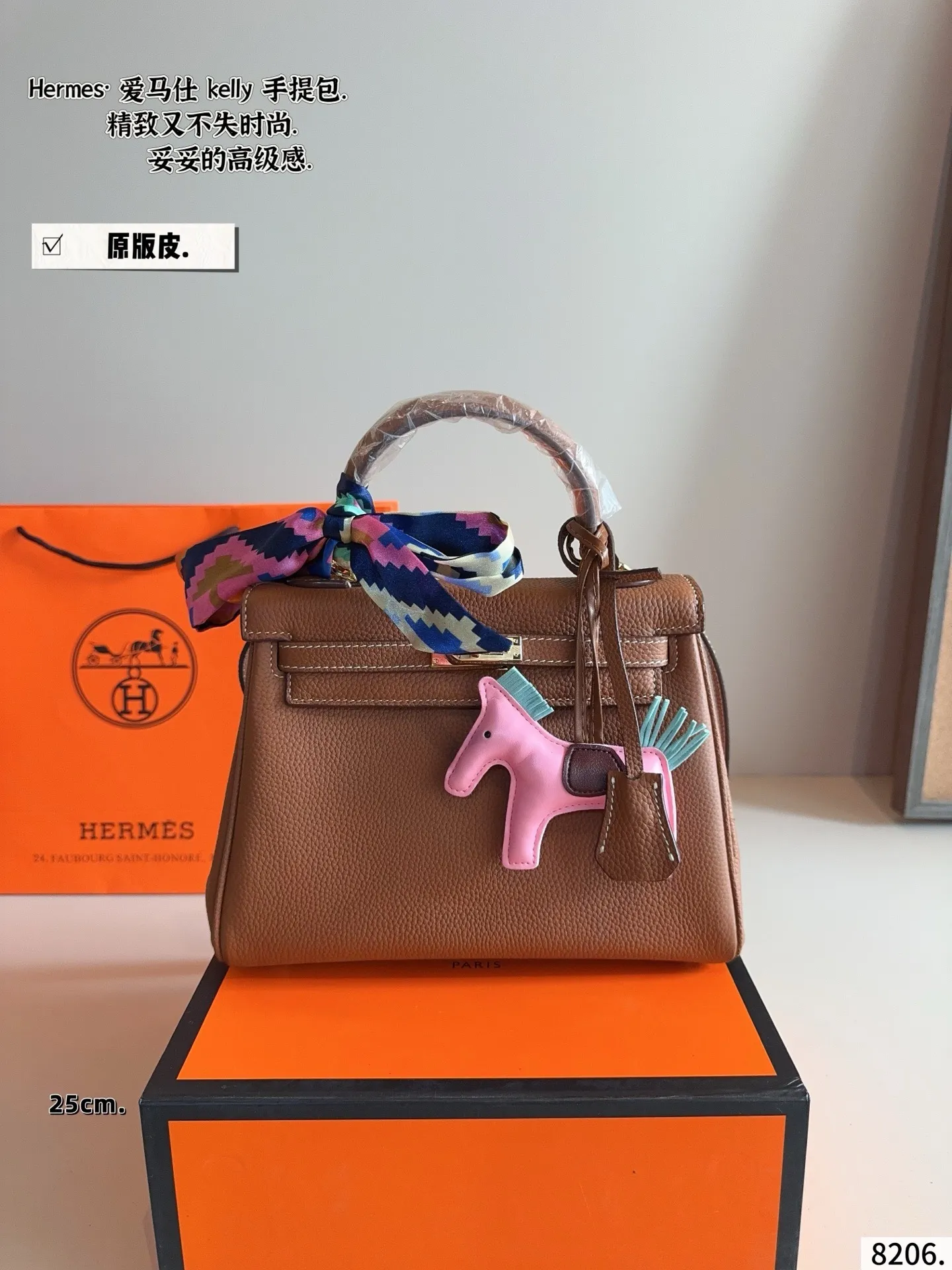 p230配礼盒🎁. 爱马仕Kelly，越看越上头的优雅 如果说Birkin是随性大气的代表，那Kelly就是优雅与克制的代名词。最打动我的，是它线条极简又精致的包身设计，带上肩带之后多了几分法式从容，不管是通勤穿搭还是度假look，都能完美融合。爱马仕Kelly不仅是一个包，更像一种生活态度，它的细节与比例，都让人忍不住反复欣赏。每一次出街背上它，都会多几分自信和从容，难怪那么多人说，一生至少要拥有一只Kelly。尺寸：25*8*18cm