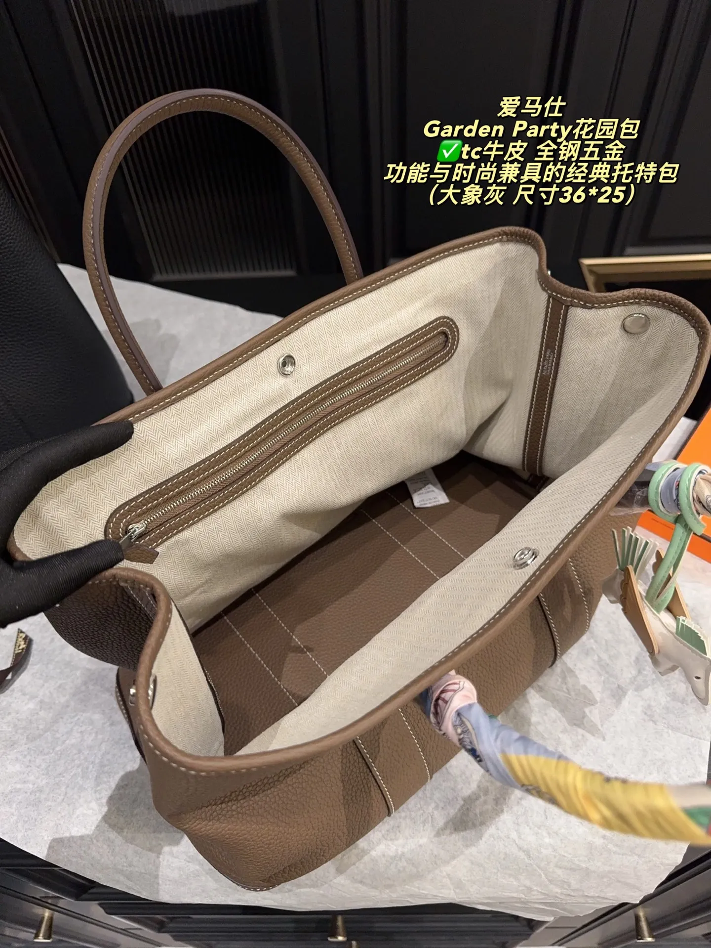 ✅tc牛皮 全钢五金P420无盒⚠️尺寸36*25 爱马仕 Garden Party花园包 采用Negonda牛皮,触感柔軟又耐用。简约大气设计,银色金属扣件超有质感,内部空间超大,能装下笔记本电脑和文件,通勤、出差都很适合!手柄可DIY丝巾或挂件,搭配小飞马挂饰更有趣味感~实用又优雅,是爱马仕经典通勤包款!