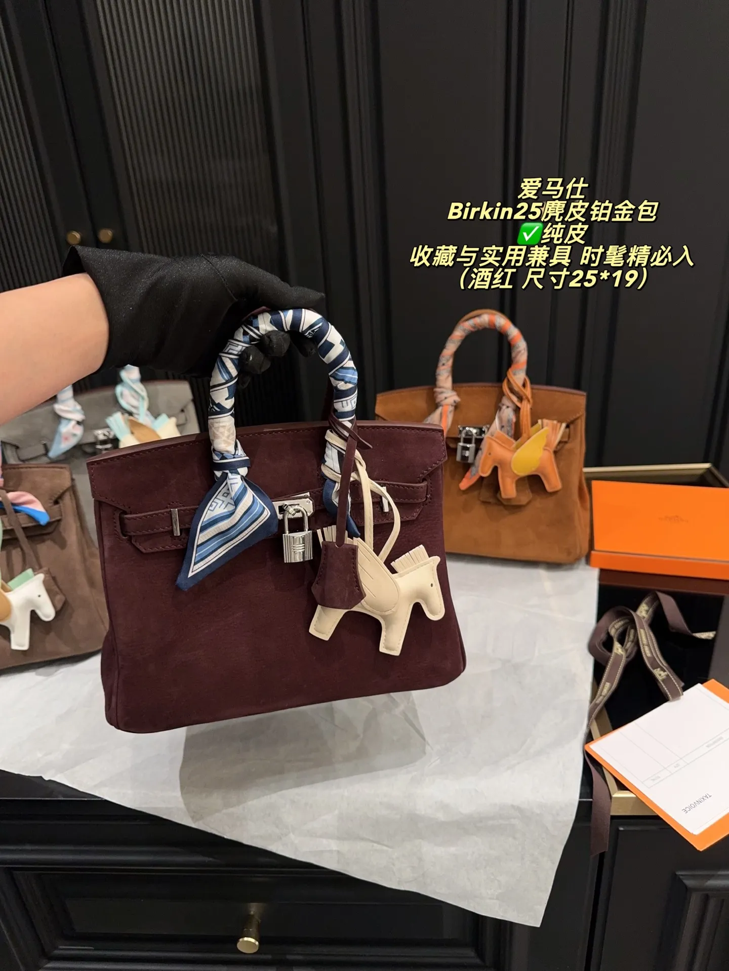 ✅纯皮P335配盒⚠️尺寸25*19 爱马仕 Birkin25麂皮铂金包 触感柔软细腻，秋冬季节超适合！银色金属扣件＋小飞马挂件，精致又有辨识度。25cm尺寸，日常通勤、出行都能轻松装下随身物品。麂皮材质轻盈，搭配丝巾更显高级感，是爱马仕经典系列，收藏与实用兼具，时髦精必入！