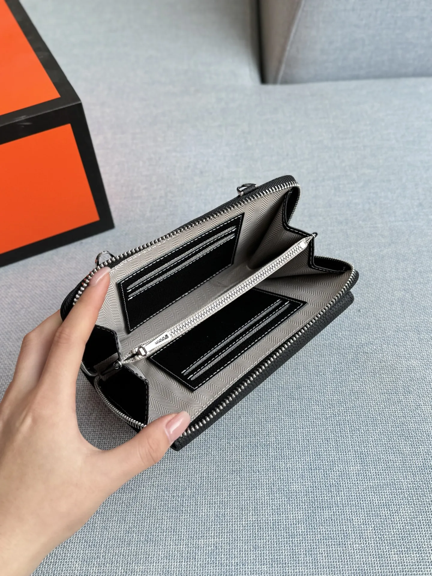 💰135 全套礼盒 size:18×11 HERMES爱马仕 小方包 单肩包 黑色牛皮质感超好,日常通勤、约会都合适。 字母元素设计有点小心机,百搭不挑人。 出门随手一拿往身上 一背,优雅感随之即来!