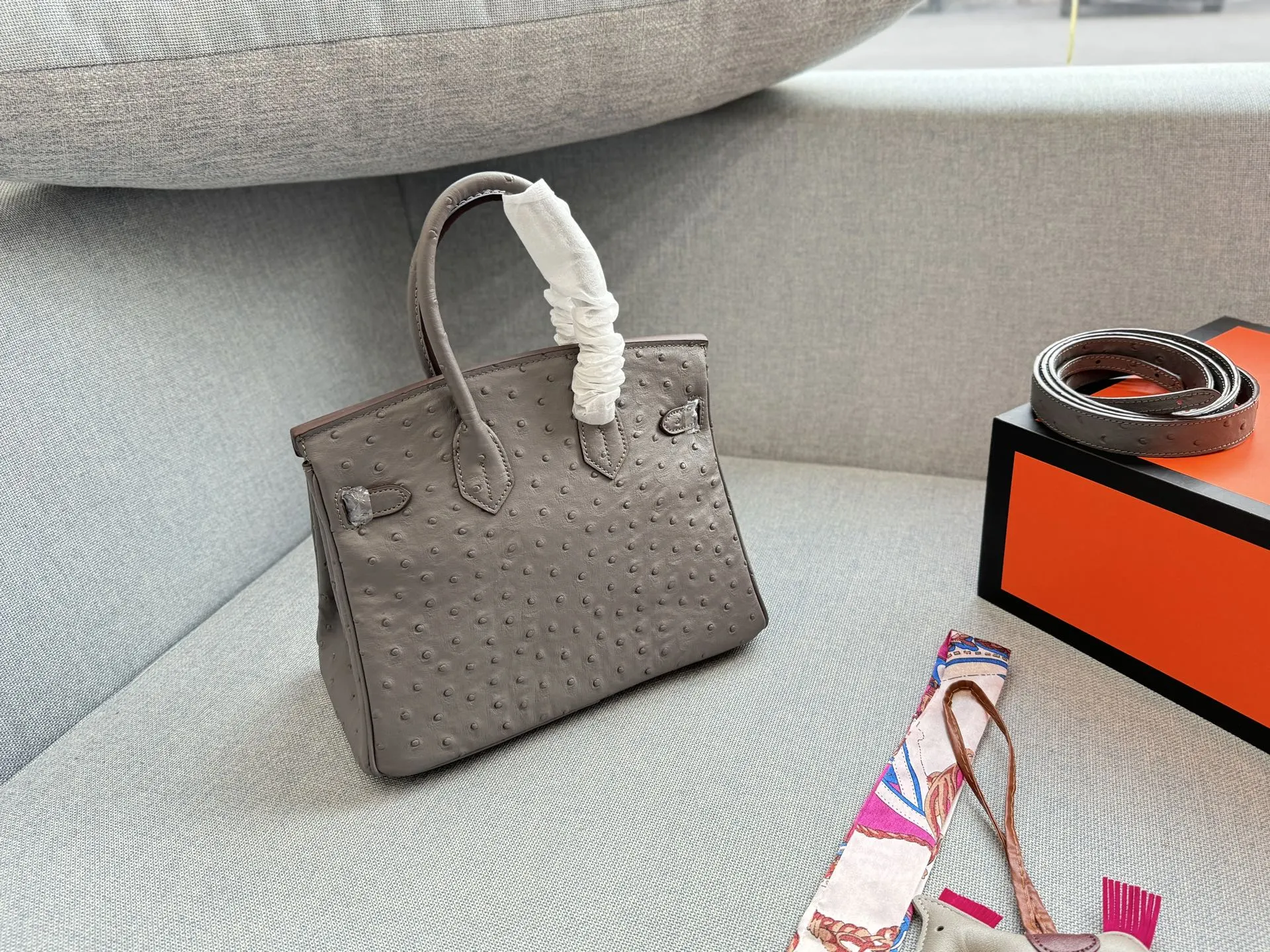 牛皮大号💰275 全套礼盒➕丝巾➕小马 牛皮小号💰265 全套礼盒➕丝巾➕小马 size:30×21/25×18 HERMES爱马仕 Birkin 鸵鸟纹 铂金包手提包 嘿,又到了把美拉德色系挂在身上的季节了🍂,一个暖色调的金棕是能完美的调和均匀身上色调过硬的感觉,极致的温柔就是这个金棕色最好的诠释了~ 斑鸠灰什么时候都很好看 高级又显贵🤍🩶特殊皮太香了