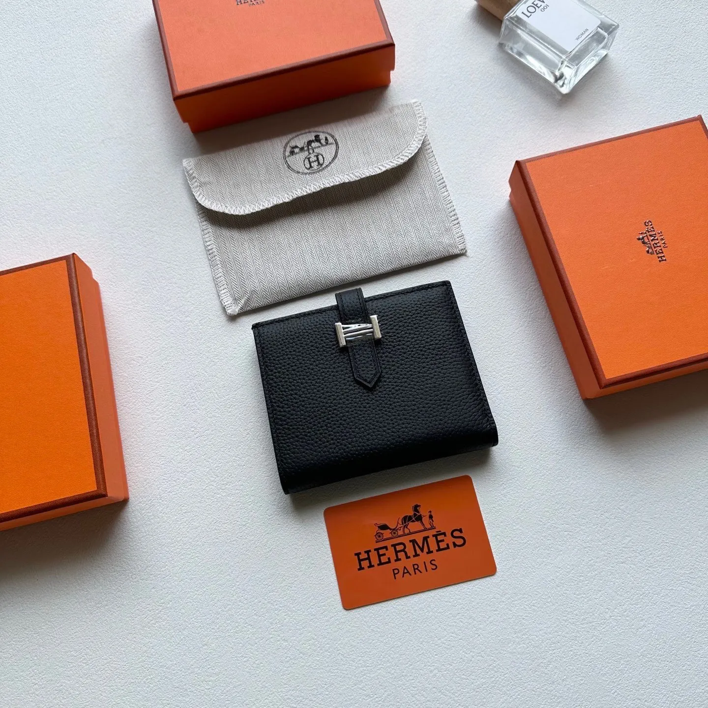 p95🎀🎀颜色 多色可选🎀尺寸 12x9.5🎀高版爱马仕优质进口牛皮🐂 手感一流👏时尚设计💋潮版百搭，配有4个卡槽，4个口袋，拉链零钱包，1个钞票口袋，镀钯锁扣，做工精致完美