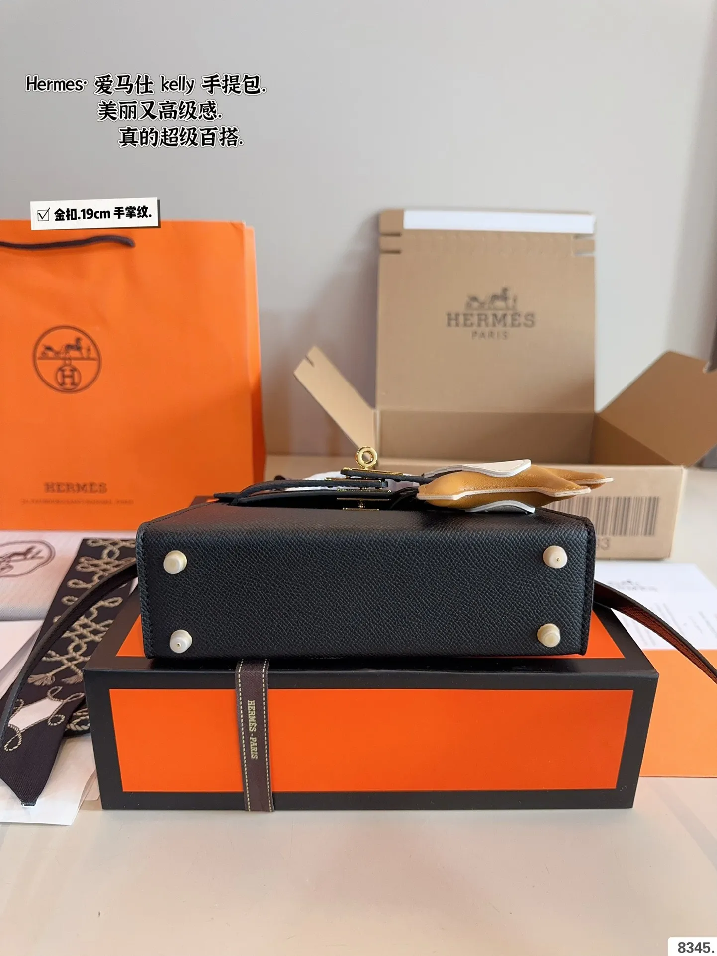 p175配礼盒🎁. 爱马仕 凯莉 kelly 二代 真的太香了 属于日常休闲跟 女人味都可以驾驭的那种 自己搭配了肩带 平时带 娃也可以解放双手 跟朋友下午茶手提更有feel哦 除了随身携带的化妆品 还有再放一个手机尺寸:19*6*12cm