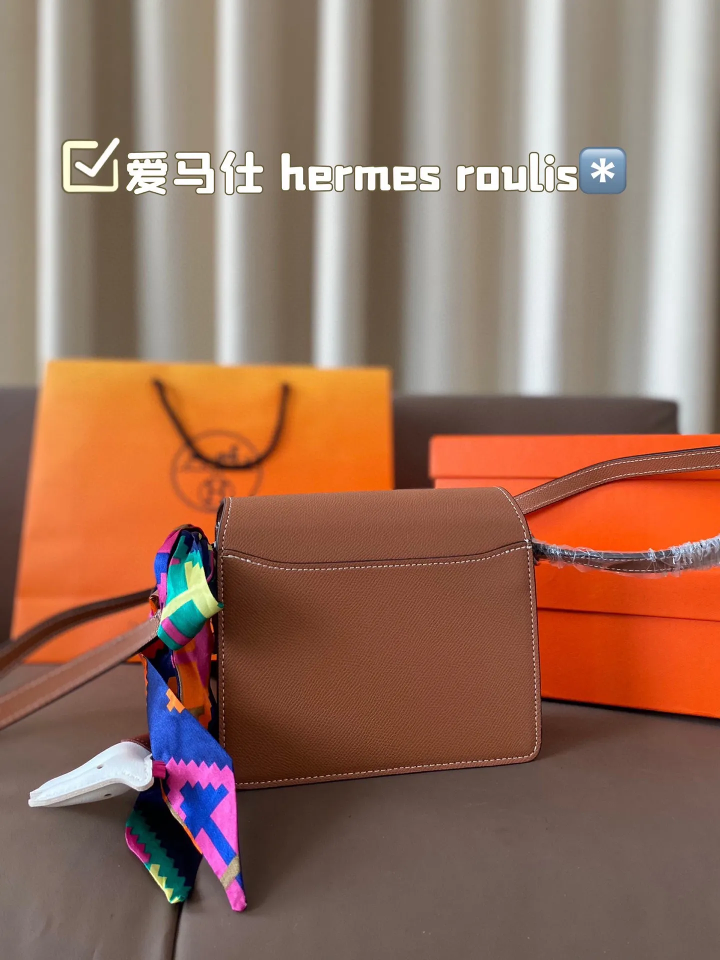 P185 hermes roulis这款包包设计的非常好看,是爱马仕包包里面比较低调的一款,不喜欢大Hlogo的朋友可以考虑入手这款,非常实用,很多明星都特别喜欢。爱马仕(H家)猪鼻子包 Roulis面向广大年轻人,线条简洁明快,极具个性的Logo标志,带点中性风格,适合追求品位生活的白领一族! 尺寸:18*15