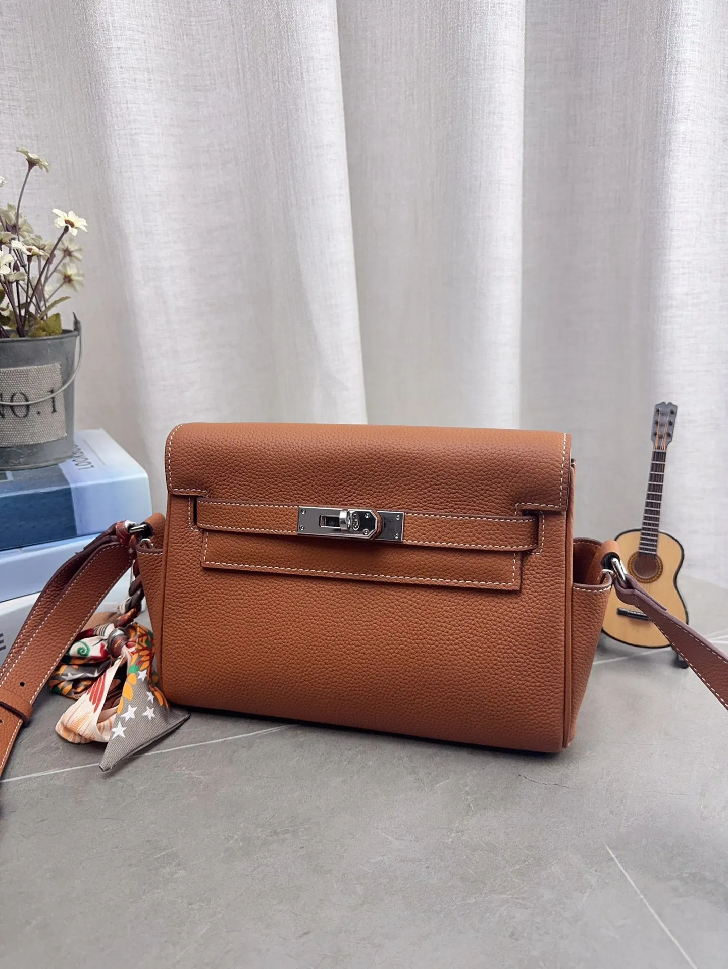 配折叠礼盒 H家 爱马仕 kelly 邮差包 男女同款尺寸刚刚好！ 真的太太太太好看 ⚠️牛皮 包包特别又质感！ 尺寸24*18cm p225