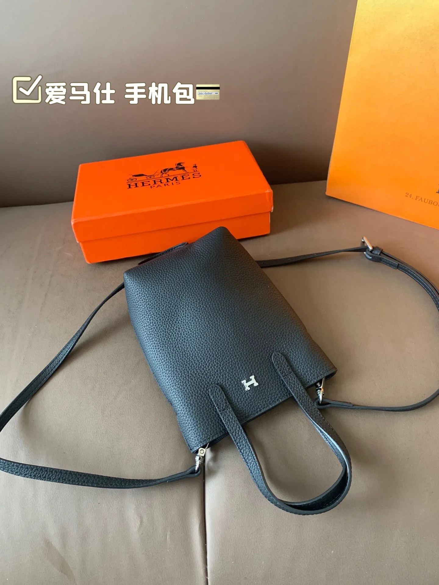 P105（牛皮） 爱马仕 手机包 无论男女都非常好背 大小适中，手机、车钥匙、等等都可以轻松放尺寸11*18 配盒