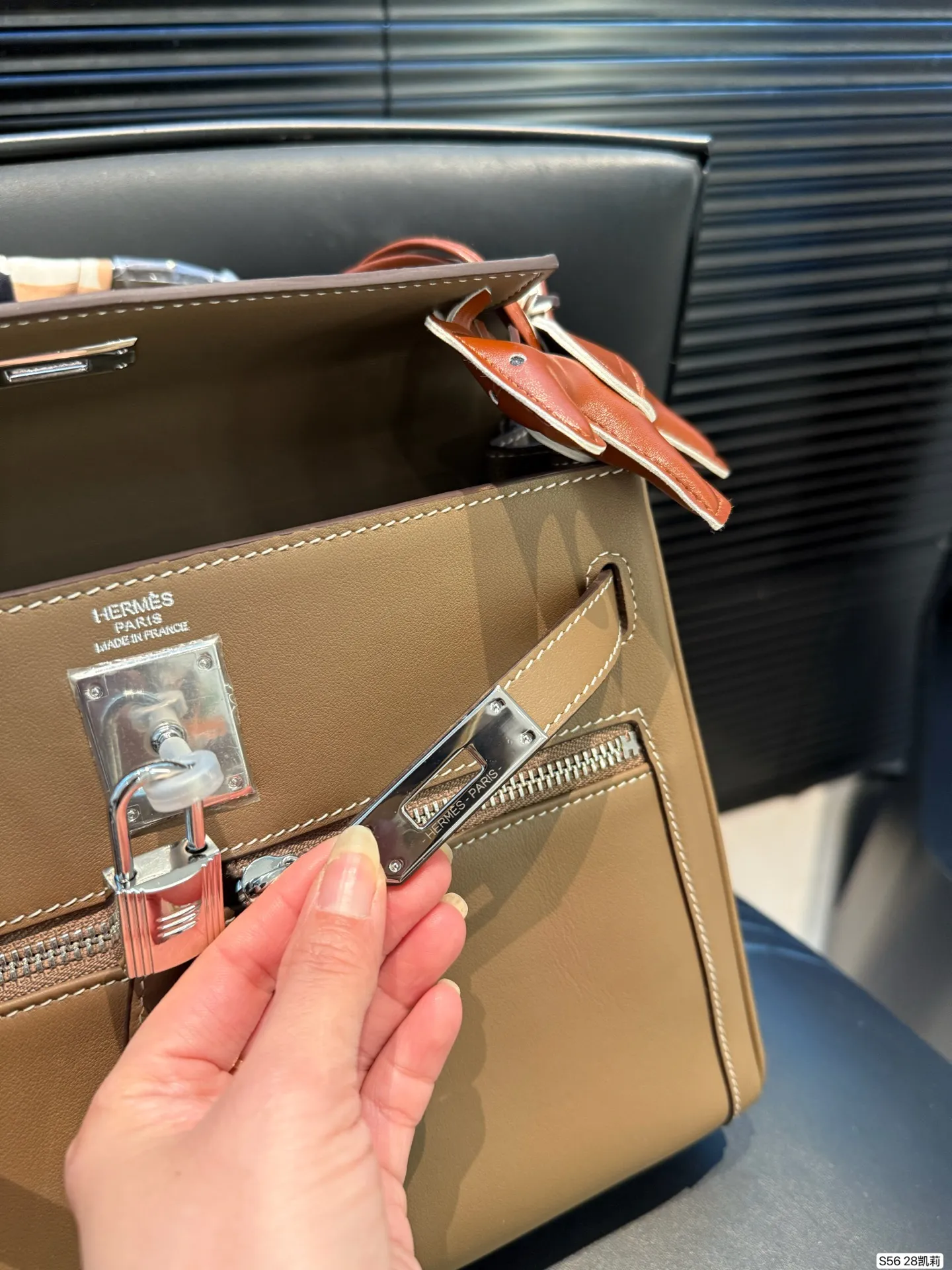 P330 Hermes 纯皮爱马仕 凯莉包~ H家永恒的经典. 凯莉包好随意搭配,不管怎么穿,随便一背都好看 而且一点都不挑人很显气质 ,原版五金Logo,原版定制超有Feel 这款其实很韩风很chic~夏天搭裙子衬衣真的很nice。尺寸28 22货号28凯莉