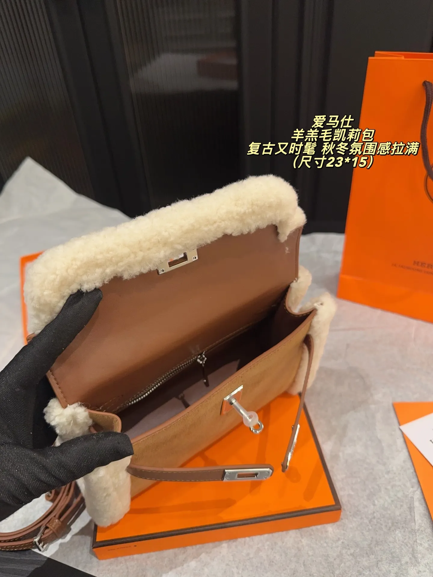 ✅纯皮P220无盒⚠️尺寸23*15 爱马仕 羊羔毛凯莉包 秋冬氛围感拉满！棕色麂皮＋白色羊羔毛拼接，手柄和包边都超柔软，质感满分。金属锁扣设计，安全又复古，手提or斜挎都OK，通勤、出街、节日都能轻松搭配，秋冬穿搭必备