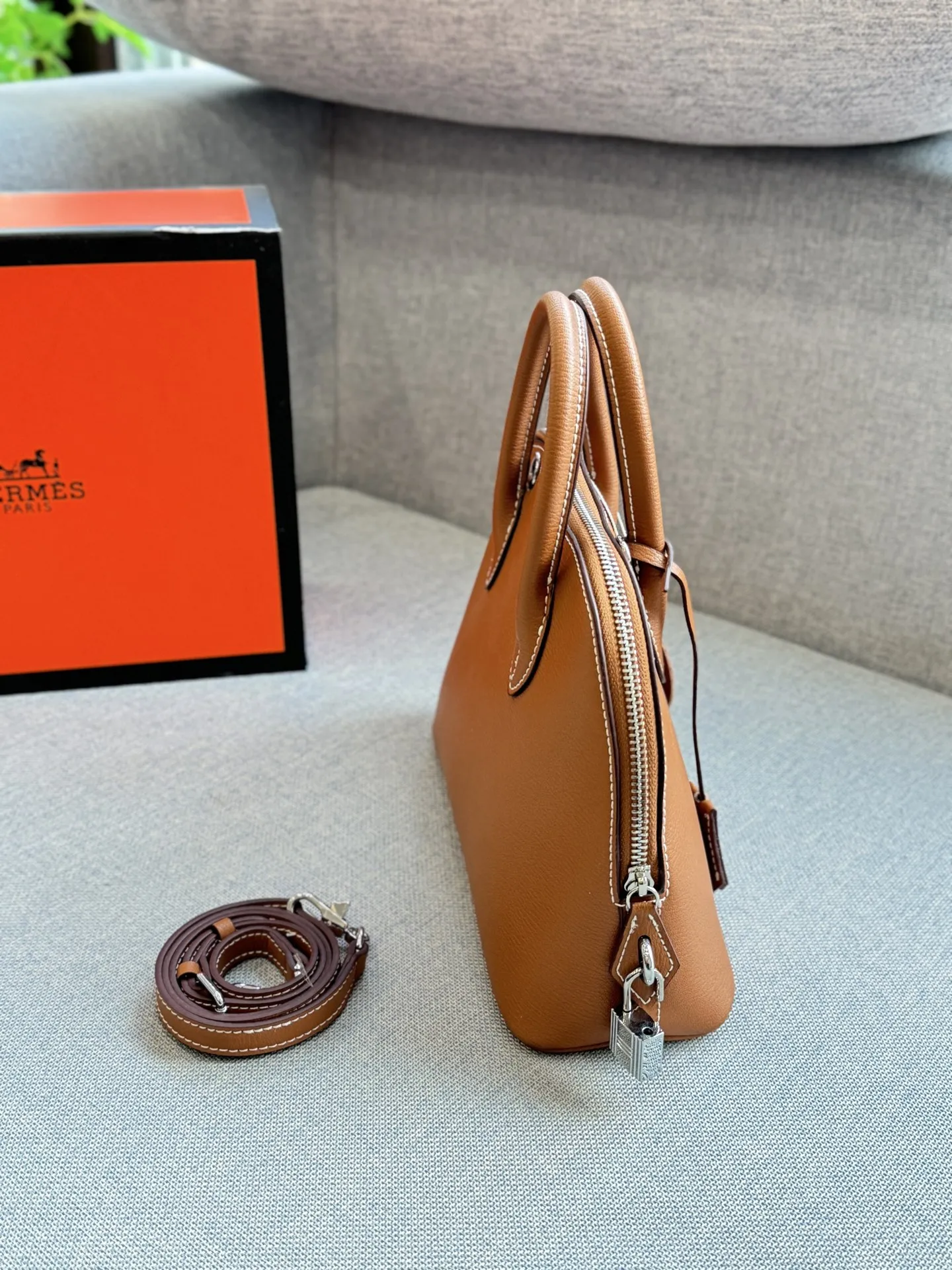头层牛皮💰215 全套礼盒 size:25×19 HERMES 爱马仕 Bolide 1923-25 保龄球包 贝壳包 银扣 手提单肩斜挎包 牙签纹 兼具实用和美感的一只低调款包包。25cm 尺寸可通勤使用,可带娃出街使用,也可闺蜜聚会使用。 很大气的颜色,自带高级感✨ 低调内敛,非常实用百搭 设计简单,背起来精致又优雅