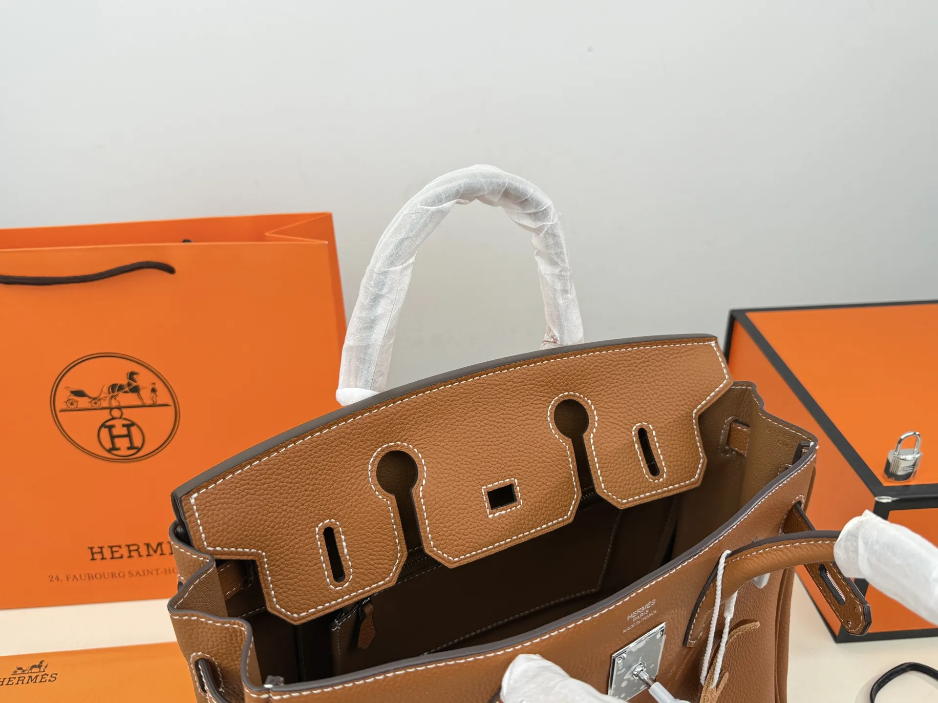 （折叠盒⚠️）p300 爱马仕Birkin铂金包（银扣） ✅顶级原单 头层牛皮 配丝巾 小飞马 细节无敌完美 配色敲级耐看 完美适配秋冬穿搭 容量满分 上身优雅有气质 size：30*22cm