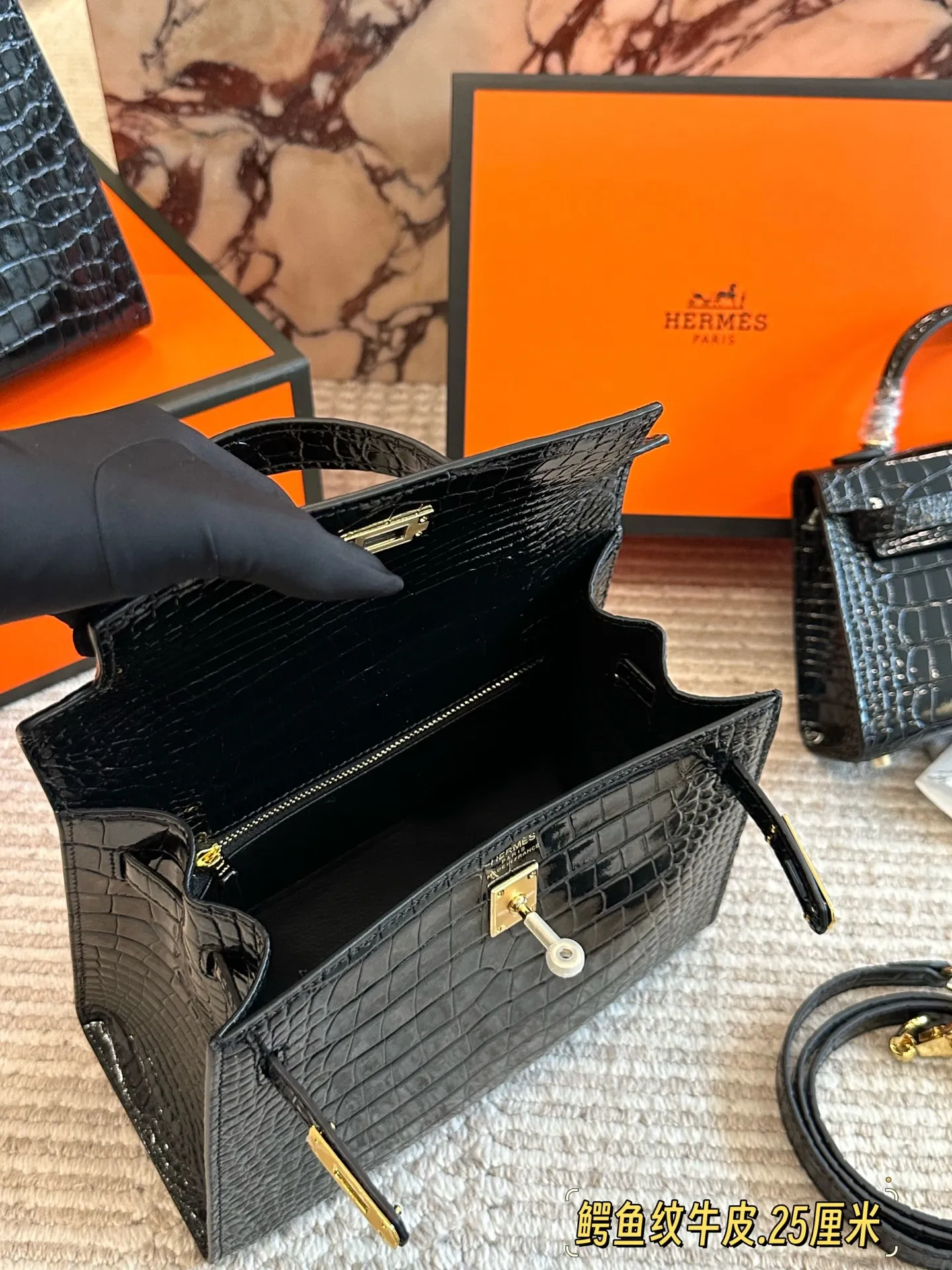 💰280、💰240、💰200 配盒 尺寸：28/25/20cm H家 爱马仕 kelly 真的太太太太好看 ⚠️鳄鱼纹牛皮 经典 必入款！ 包包特别又质感！