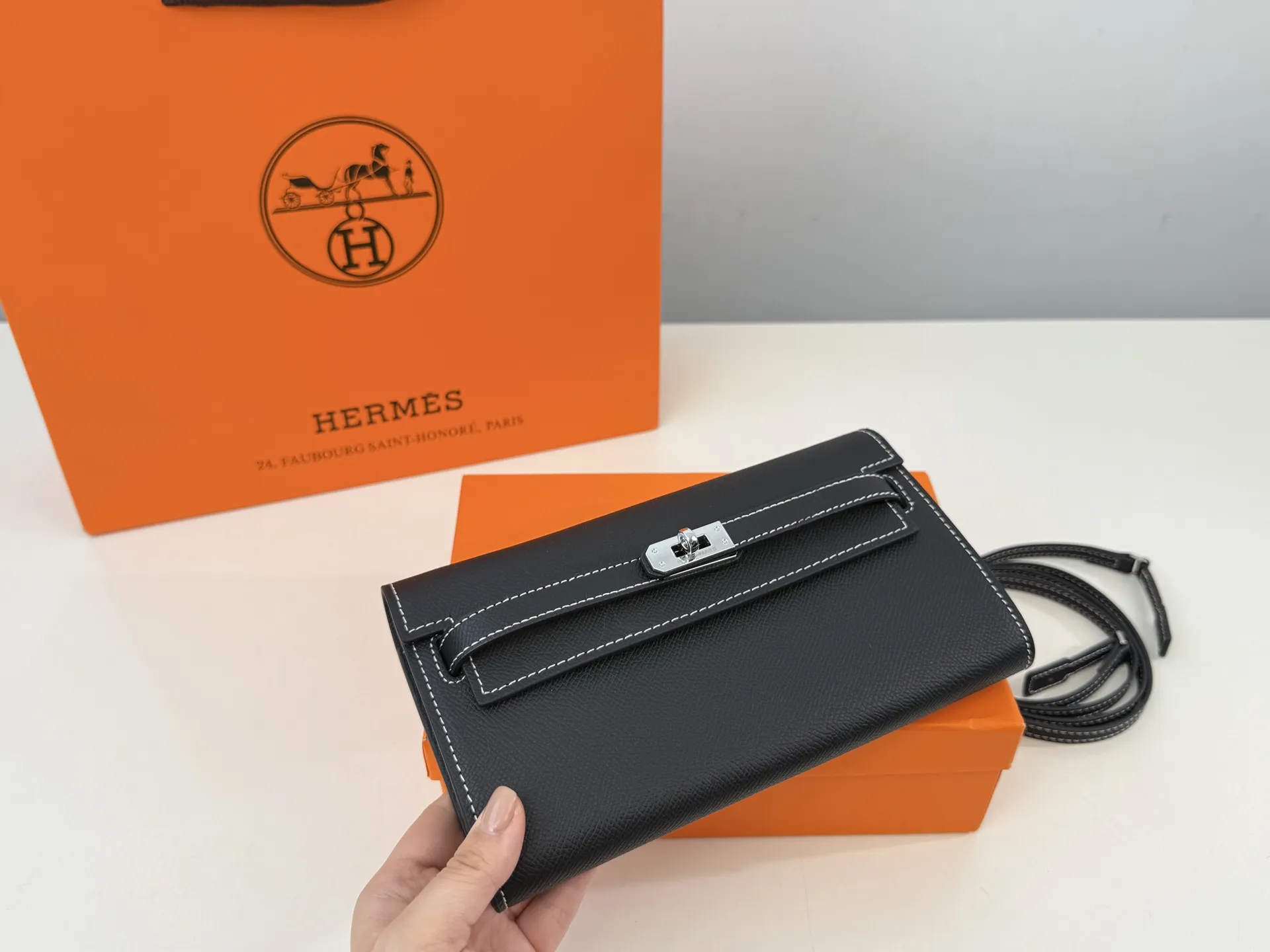 (配礼盒⚠️)p160 爱马仕 woc单肩包.也能这么温油woc Ado woc Ado 在Kelly包的基础上,增加了一条长肩带.Ado其实是复刻96年爱马仕推出的双肩包,整体设计 还是蛮可爱的,温温柔柔的带点学院风,风格比较年 轻。Kylie Jenner的女儿 Stormi就有一只 Ado, 小女生背起来也毫无违和感!超级实用 尺寸:21*3*13cm