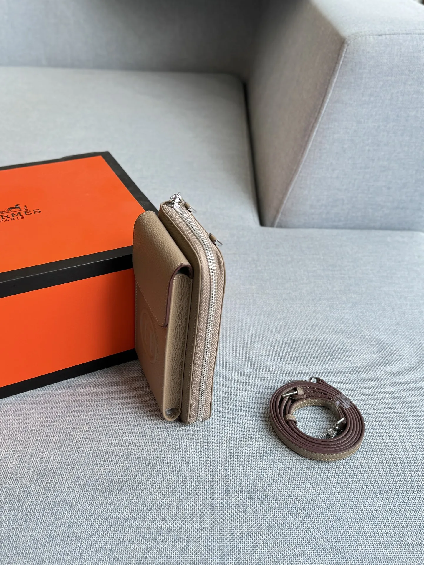 💰135 全套礼盒 size:11×18 HERMES爱马仕 手机包 单肩包 黑色牛皮质感超好,日常通勤、约会都合适。 字母元素设计有点小心机,百搭不挑人。 出门随手一拿往身上 一背,优雅感随之即来!