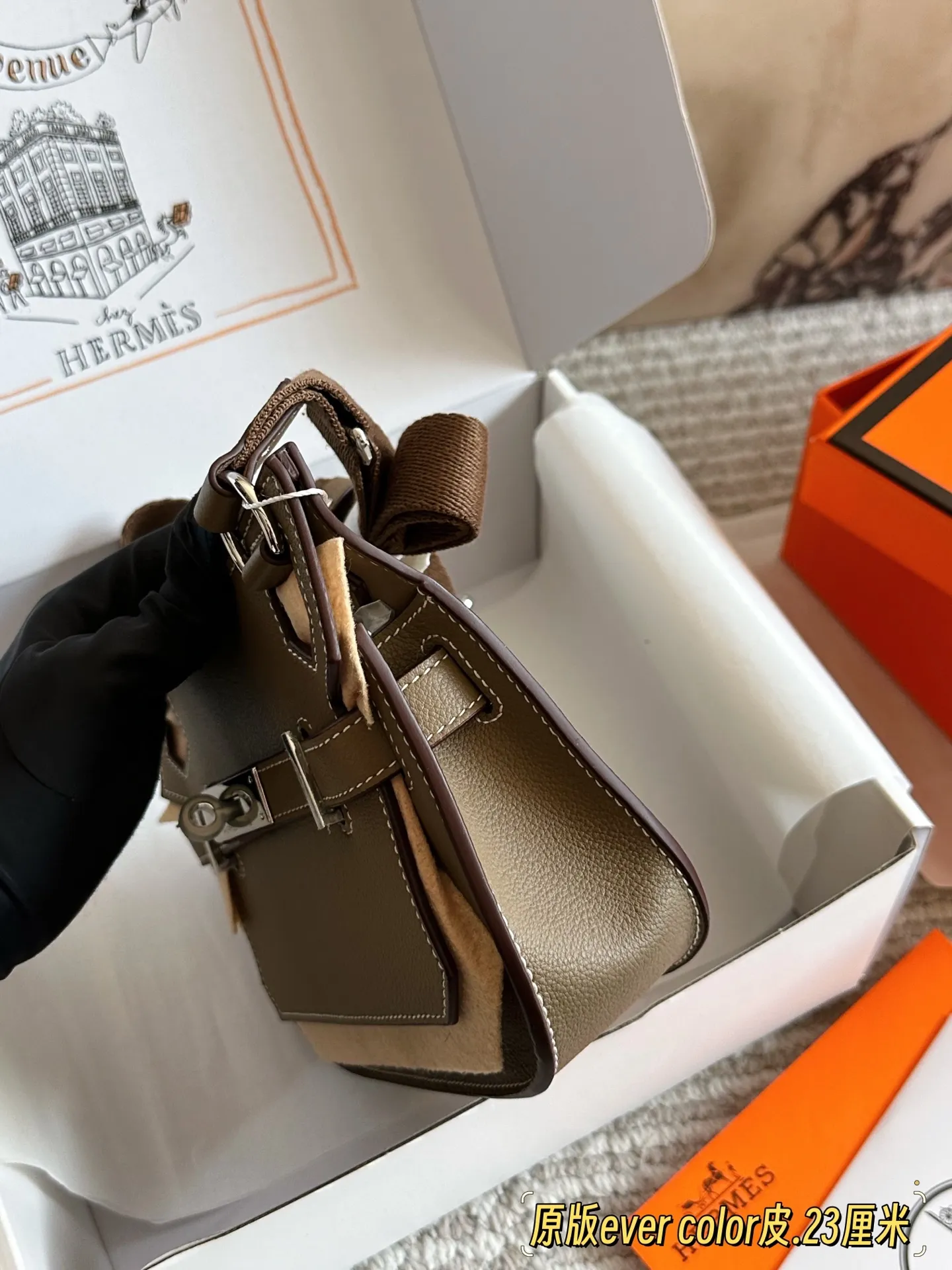 p215 原版TC皮 Hermes吉普赛小众品味天花板Hermes吉普赛 相比起bkc 属于小众爱马仕了 背出去比较少见而且超飒 单肩斜挎都很好看 23cm