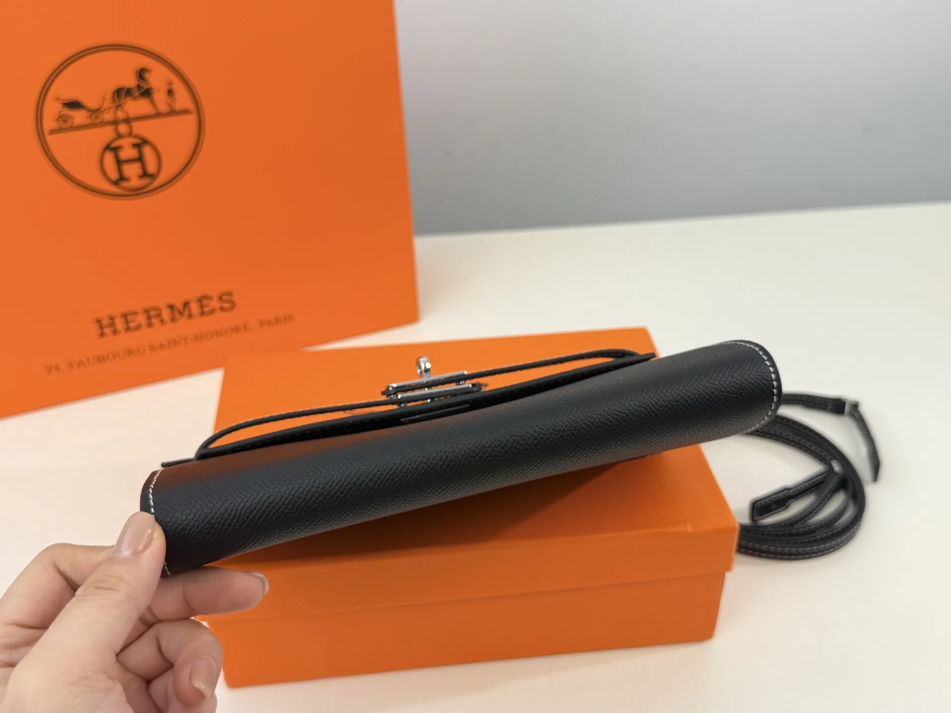 （配礼盒⚠️）p160 爱马仕 woc单肩包.也能这么温油woc Ado woc Ado 在Kelly包的基础上，增加了一条长肩带.Ado其实是复刻96年爱马仕推出的双肩包，整体设计 还是蛮可爱的，温温柔柔的带点学院风，风格比较年 轻。Kylie Jenner的女儿 Stormi就有一只 Ado， 小女生背起来也毫无违和感！超级实用 尺寸：21*3*13cm