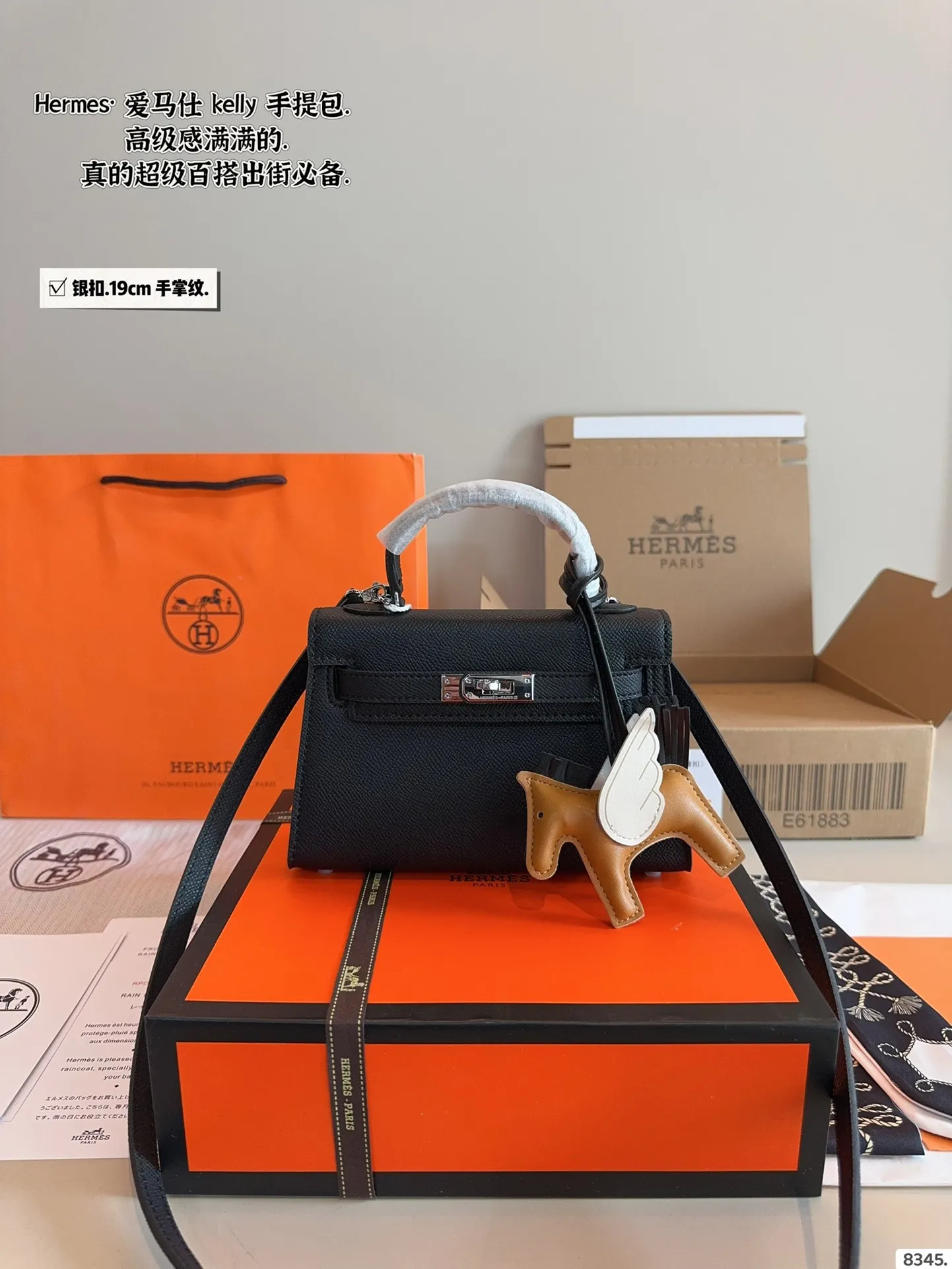p175配礼盒🎁. 爱马仕 凯莉 kelly 二代 真的太香了 属于日常休闲跟 女人味都可以驾驭的那种 自己搭配了肩带 平时带 娃也可以解放双手 跟朋友下午茶手提更有feel哦 除了随身携带的化妆品 还有再放一个手机尺寸：19*6*12cm