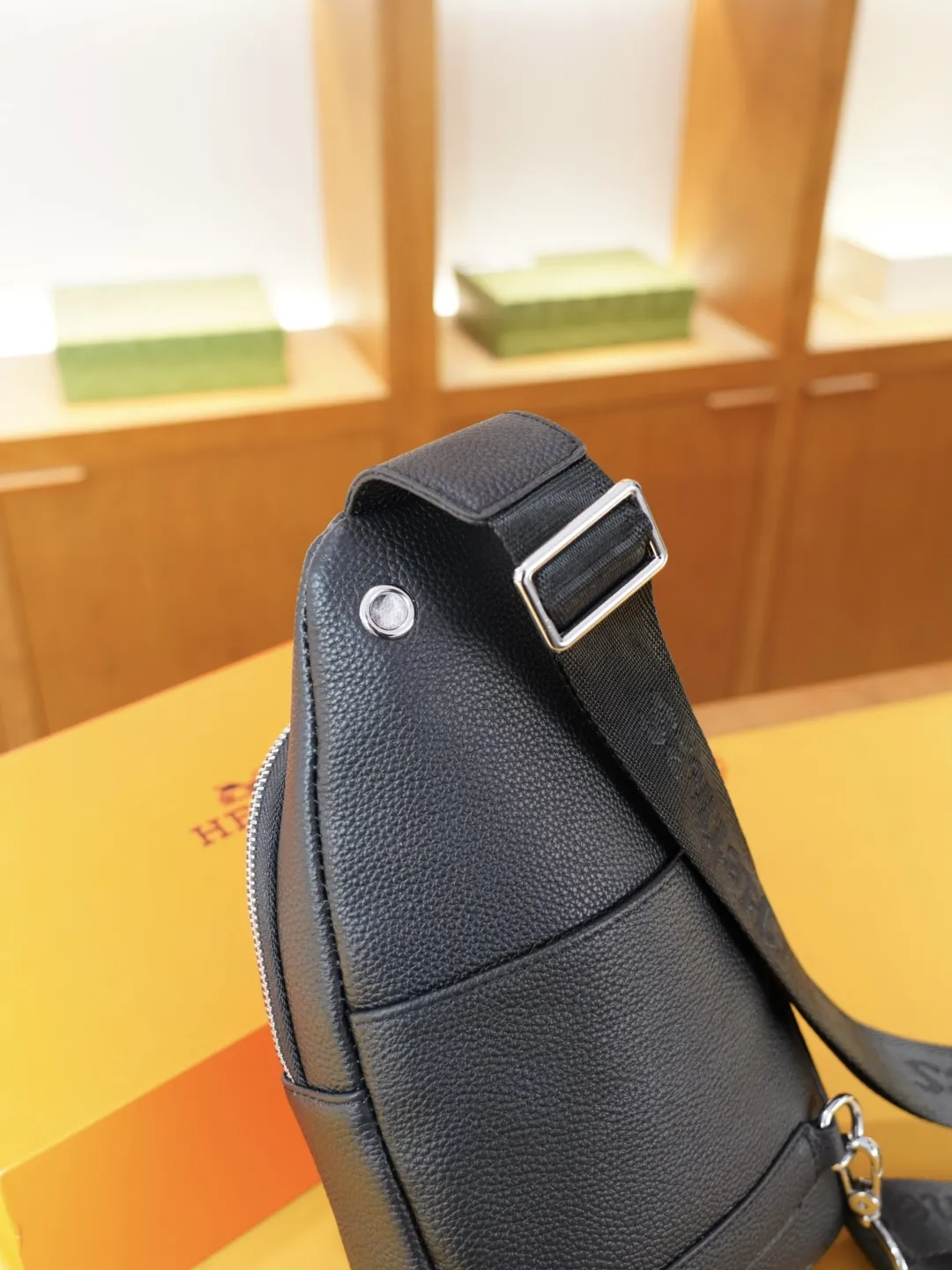 P125 🇫🇷 爱马仕 官网同步 高版本 胸包 永恒不过时的标志性产品 纯原单牛皮 顶级五金制作 非市面普通版本 今年Hermes最爱的款式 全部实拍 实用性非常高 完全不用担心穿搭 配全套包装折叠盒..【规格:18x37x5】