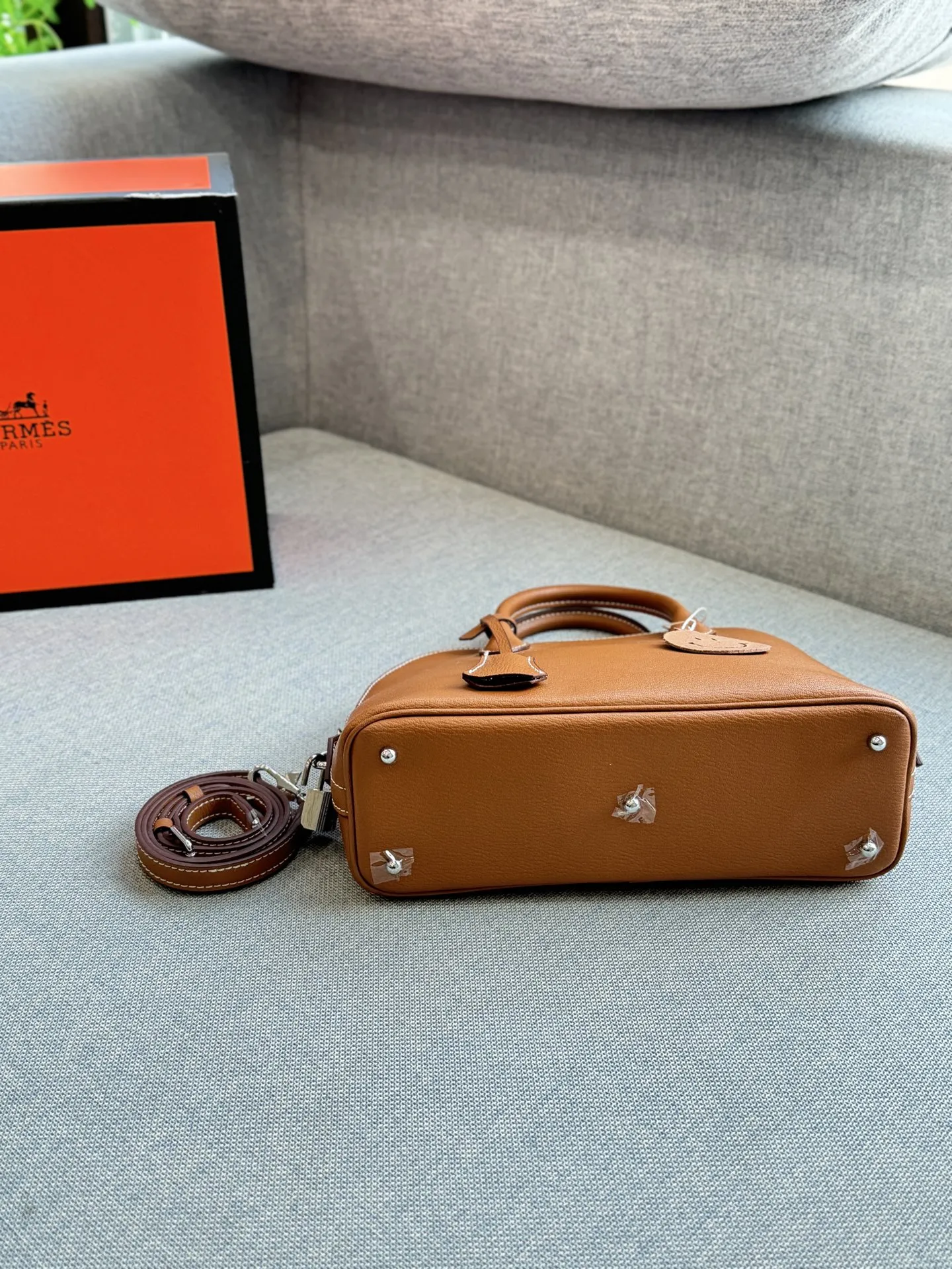 头层牛皮💰215 全套礼盒 size:25×19 HERMES 爱马仕 Bolide 1923-25 保龄球包 贝壳包 银扣 手提单肩斜挎包 牙签纹 兼具实用和美感的一只低调款包包。25cm 尺寸可通勤使用,可带娃出街使用,也可闺蜜聚会使用。 很大气的颜色,自带高级感✨ 低调内敛,非常实用百搭 设计简单,背起来精致又优雅