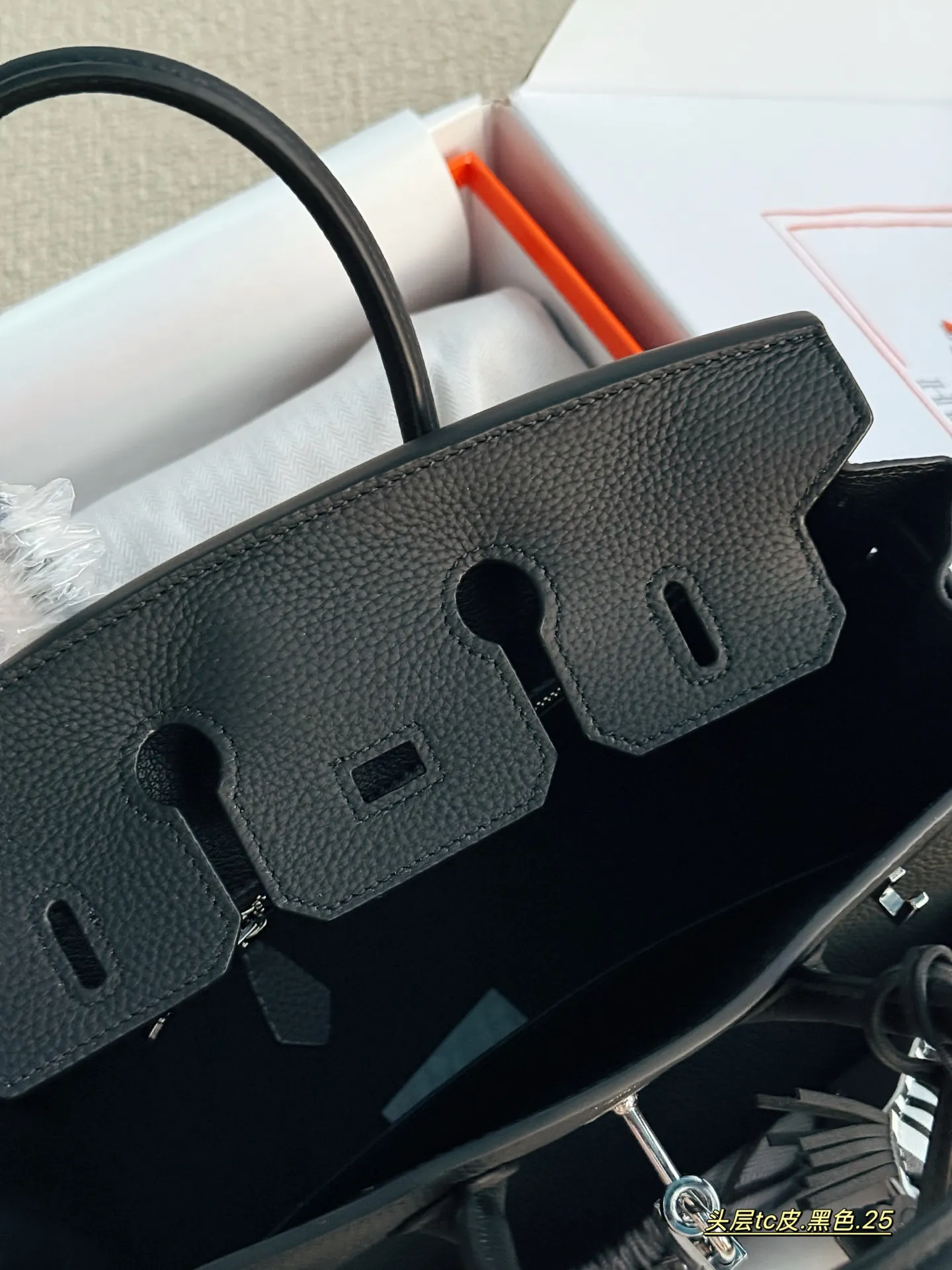 💰245 配全套包装 size:25cm 背铂金包的季节来啦 Bk25 原版品质 ✔️ 爱马仕|Birkin 25 tc牛皮 真的太可了,可咸可甜 超难买的绝美birkin! 赠送小马 丝巾 小锁头哦!