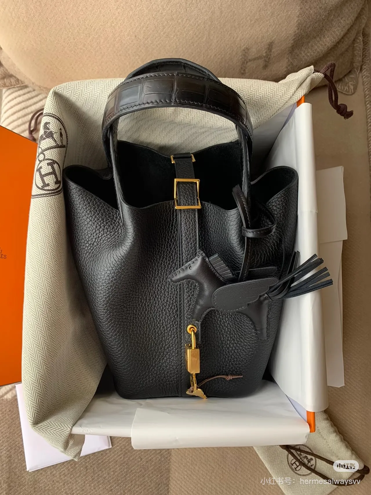 不会塌的菜篮子?爱马仕黑金鳄鱼手柄杀疯了! 👜菜篮子”の 爱马仕 picotin18 菜篮子18 水桶18 黑金 touch 🐊 谁说菜篮子只能买菜?这只#Hermes Picotin18 黑金Touch鳄鱼手柄——A刻+鳄鱼皮手柄,妥妥的“人间富贵花”标配,拎上它连空气都变贵了!