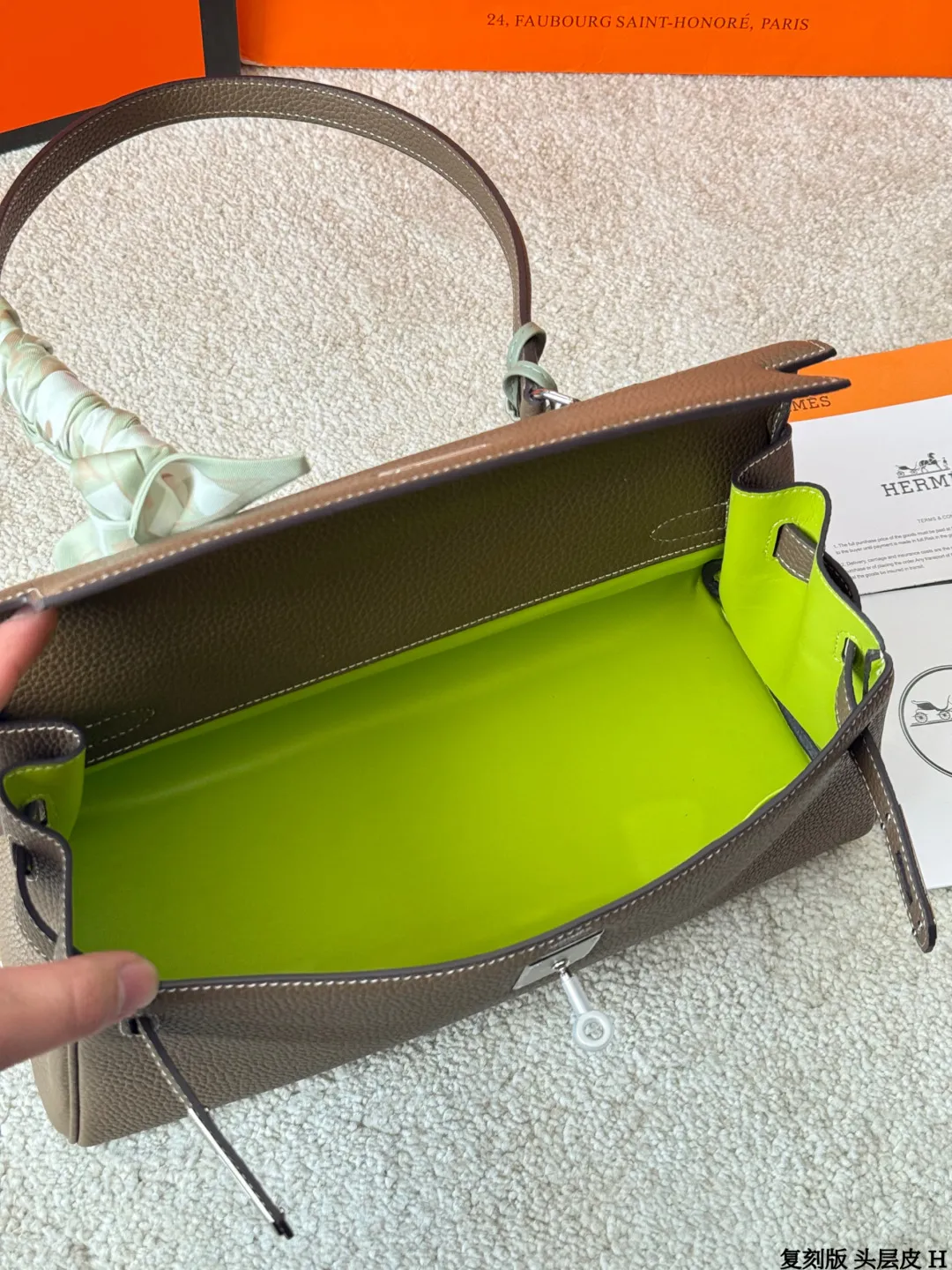 复刻版 头层牛皮 p360 爱马仕 Shoulder Kelly包 出这款爱马仕Shoulder Kelly 手袋,采用柔软Togo荔枝纹牛皮,经典大象灰色,银色金属件超有质感艹。包型是Kelly包的单肩简化版,配有宽肩带,单肩背超方便,解放双手!容量大,线条利落,低调又时髦,通勤日常都很适合~ 尺寸 33 15cm