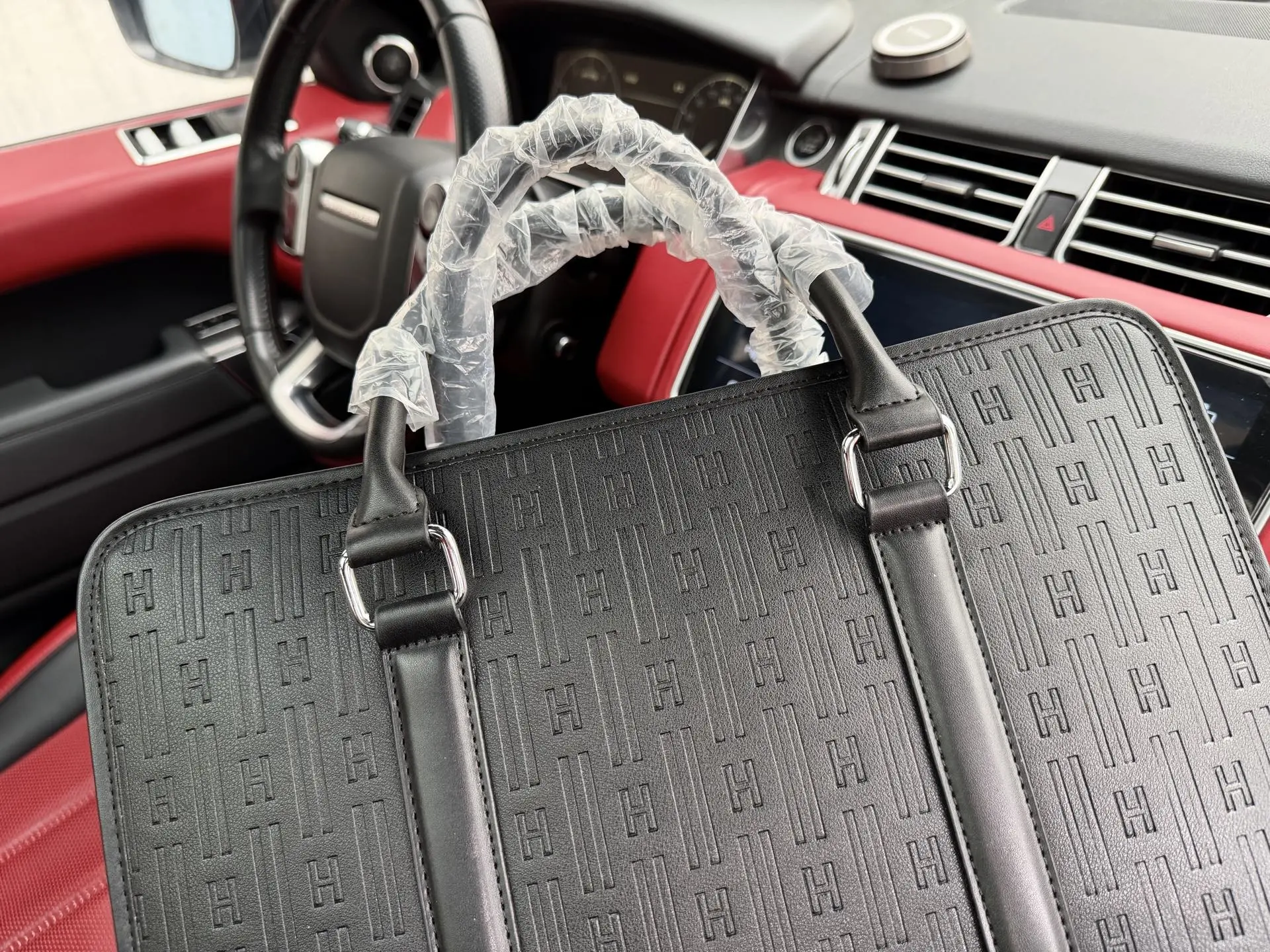 p155 📷高端货‼️ &ldquo; HERMES &rdquo;爱马仕公文包💼 爱马仕男士公文斜挎手提包 顶级进口原厂面料🐂高清五金logo标志、专用里内里。电脑隔层，拉链暗袋。顺滑拉链、油边超平滑、可单肩斜挎背！做工精致每个细节到位！职业男人必备款。规格：36x29.5x6.5cm