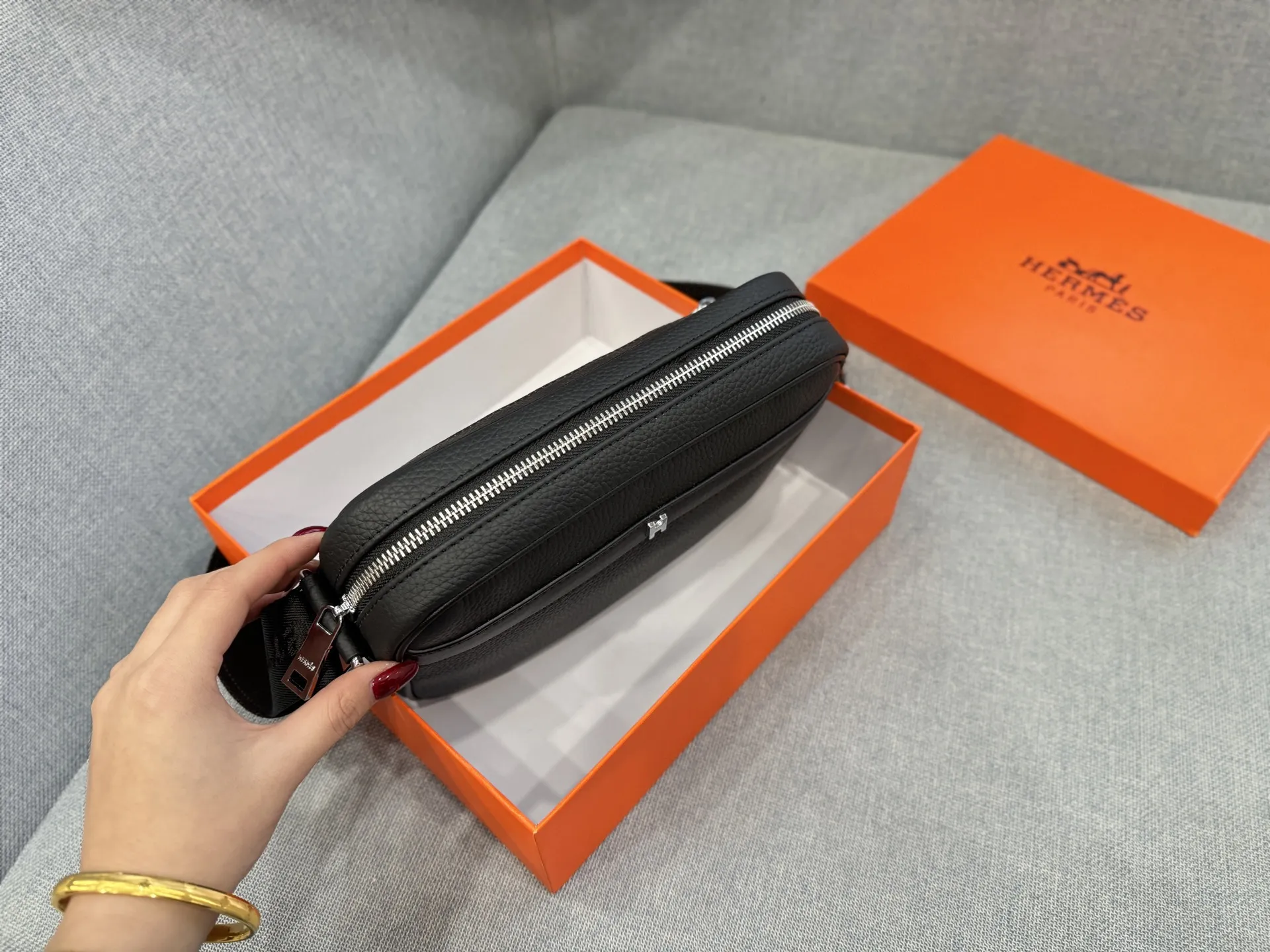 💰145 天地盖 size:24×17 HERMES爱马仕 相机包 单肩包 斜挎包 相机包简直是宝藏单品🎁!容量超可,手机、粉饼、钥匙啥的轻松装下,实用性💯。背法还超多,单肩、斜挎、手提随意切换。特别是斜挎,时髦又利落,配牛仔裤 T 恤休闲,搭连衣裙优雅,怎么搭都好看,出街回头率爆表👀