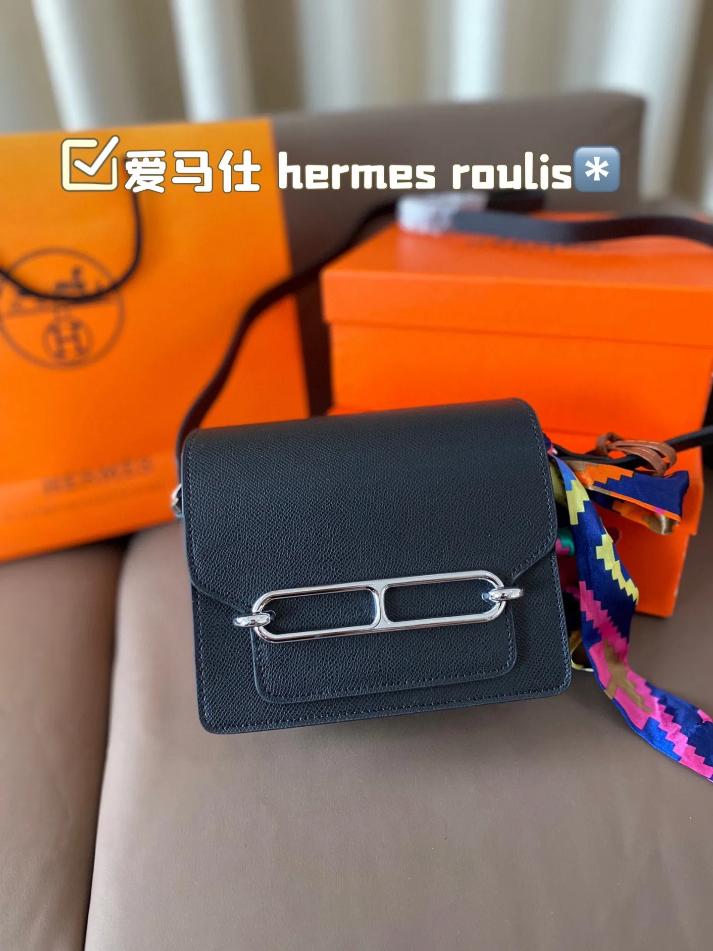 P185 hermes roulis这款包包设计的非常好看，是爱马仕包包里面比较低调的一款，不喜欢大Hlogo的朋友可以考虑入手这款，非常实用，很多明星都特别喜欢。爱马仕（H家）猪鼻子包 Roulis面向广大年轻人，线条简洁明快，极具个性的Logo标志，带点中性风格，适合追求品位生活的白领一族！ 尺寸：18*15