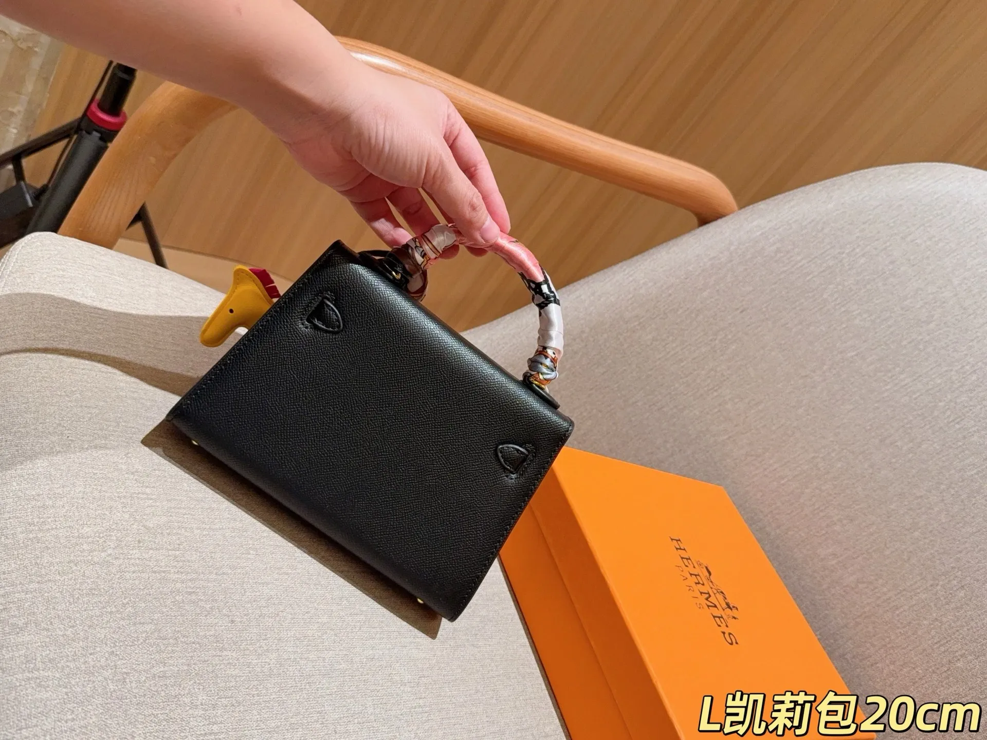 💰125 配送丝巾➕小马挂件 ⚠️配送颜色随机不支持挑选 爱马仕Hermes Kelly凯丽凯莉包 尺寸20cm 礼盒包装🎁