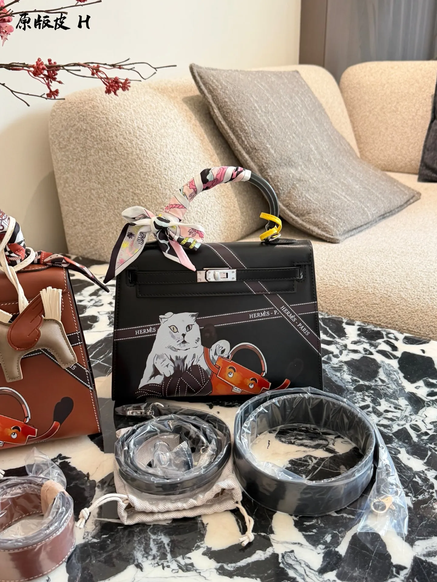 p330 爱马仕彩绘凯莉包 国这款爱马仕Kelly 25彩绘包，采用Epsom牛皮， 耐磨又有型，金扣超精致十。包身猫咪和茶壶图案超有趣，个性满分!25x18x8cm25x18x8cm,通勤出行都很适合。丝巾点缀,优雅又俏皮，搭配小飞马挂件更显趣味，是时尚与艺术的完美结合图。