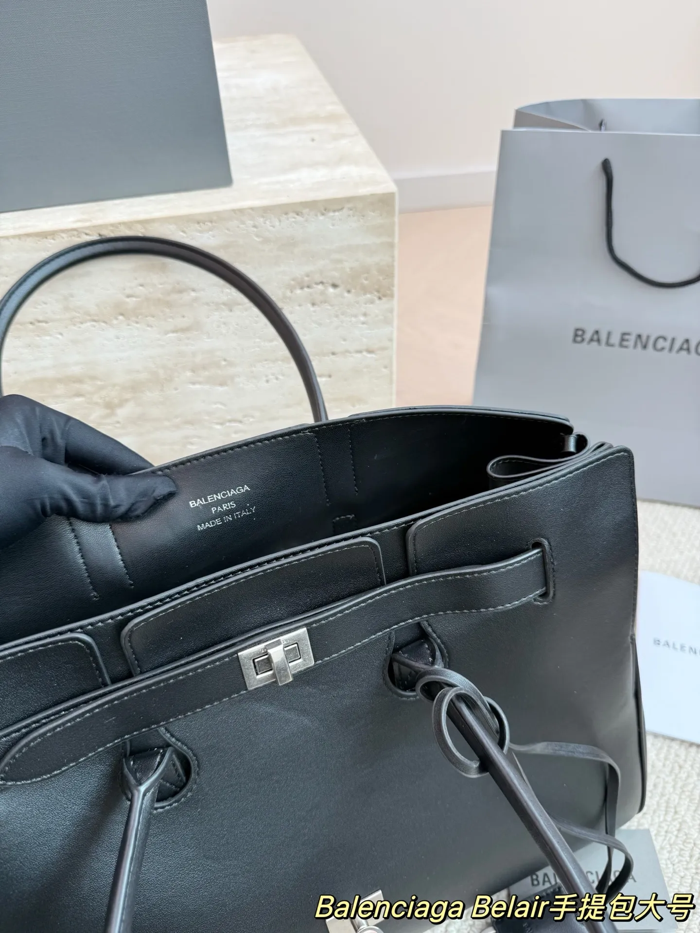 P300大号 卡戴珊look|巴黎世家 甲甲卡戴珊(Kim Kardashian)套装巴黎世家家的 (铂金包Balenciaga belair)黑色机车过膝靴穿出了卡戴珊的霸气. 。。今年巴黎世家的包把爱马仕玩的淋漓尽先是kelly redeo,又是birkin的belair。光价格没比爱 马仕便宜哦,真是又爱又恨的。尺寸 36.28