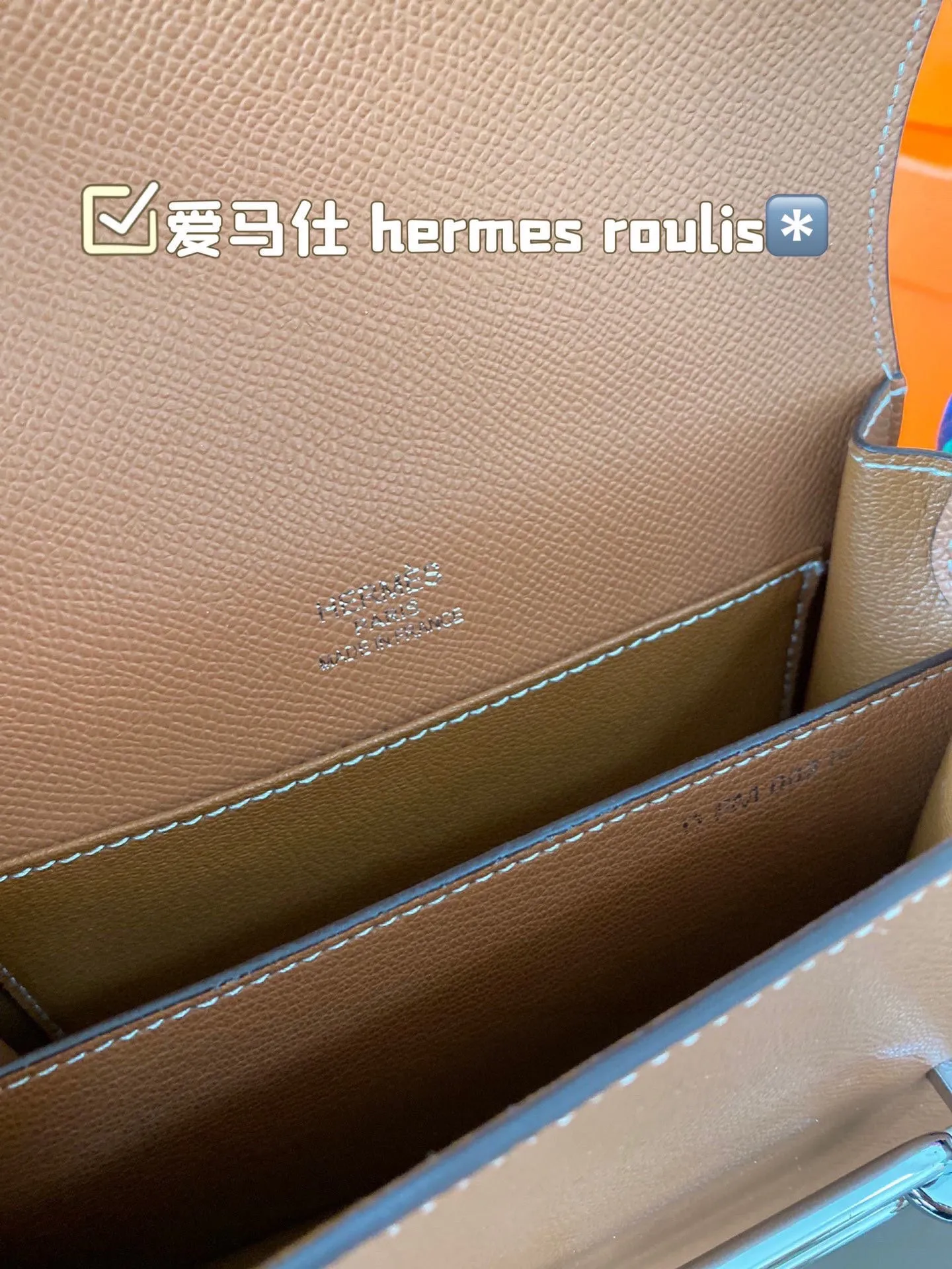 P185 hermes roulis这款包包设计的非常好看，是爱马仕包包里面比较低调的一款，不喜欢大Hlogo的朋友可以考虑入手这款，非常实用，很多明星都特别喜欢。爱马仕（H家）猪鼻子包 Roulis面向广大年轻人，线条简洁明快，极具个性的Logo标志，带点中性风格，适合追求品位生活的白领一族！ 尺寸：18*15