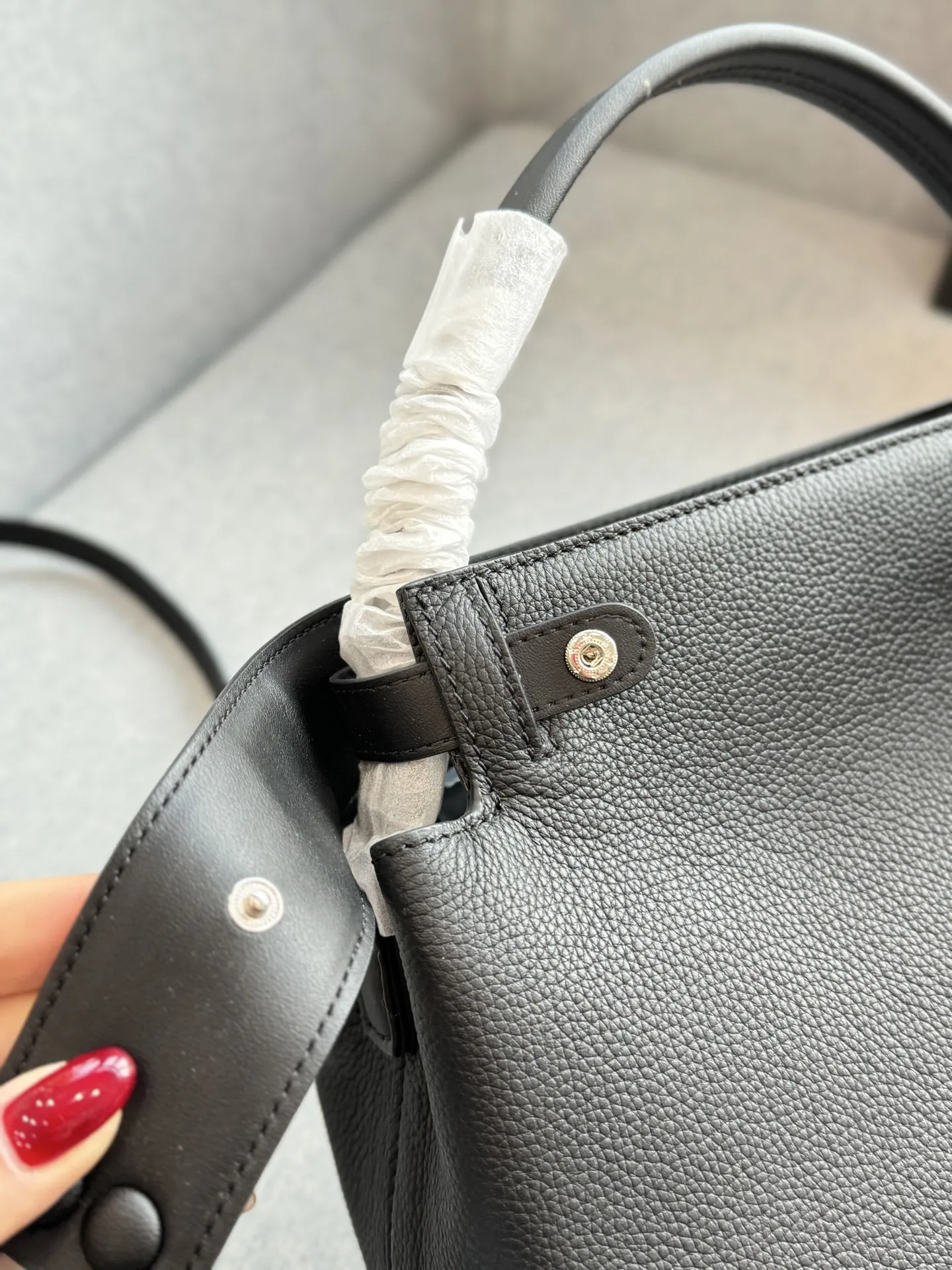 头层牛皮💰285 全套礼盒➕丝巾➕小马 size:27×16 HERMES爱马仕 Medor Bag 哑光金属 单肩斜挎包 手提包 像一件艺术品~ 被它的美貌打动 “低调的时髦”和“不费力的型格”。不追求繁复的装饰和鲜艳的色彩,通过版型、材质和色彩的统一感来营造高级感与酷帅气质。