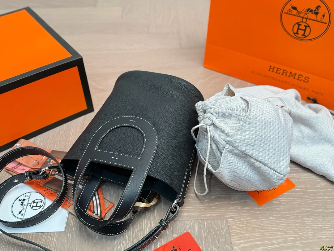 ¥210飞机盒配丝巾 爱马仕Hermes 猪鼻子菜篮子包 包型太可爱了 容量非常可,日常通勤都没问题 可咸可甜 质感满分 工艺非常讲究 细节立体感拉满 尺寸18 20