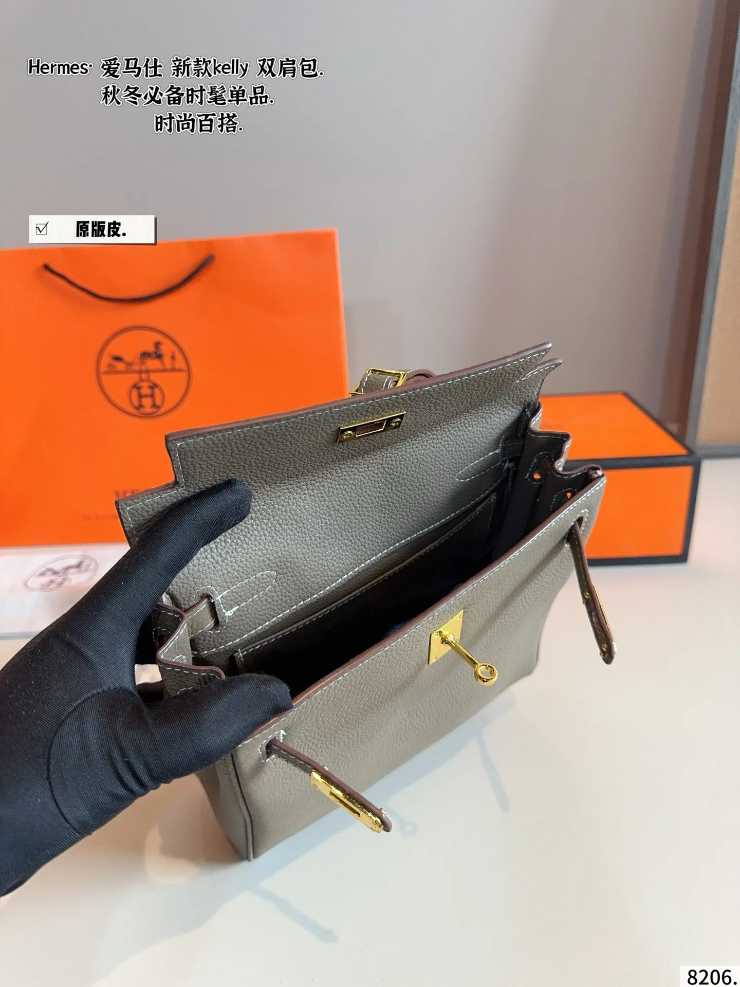 p230纯皮. 爱马仕 kelly包也能这么温油&rdquo;Kelly 双肩包 Kelly Ado 在Kelly包的基础上，增加了两根可调节的肩 带，变成了双肩包。 由于 Ado彻底解放了女性的双手，网上有不少人说它是 &ldquo;史上最放飞自我的爱马仕手袋&rdquo; Ado其实是复刻96年爱马仕推出的双肩包，整体设计 还是蛮可爱的，温温柔柔的带点学院风，风格比较年 轻。 Kylie Jenner的女儿 Stormi就有一只 Ado， 小女生背起 来也毫无违和感！超级实用 尺寸：23*8*21cm