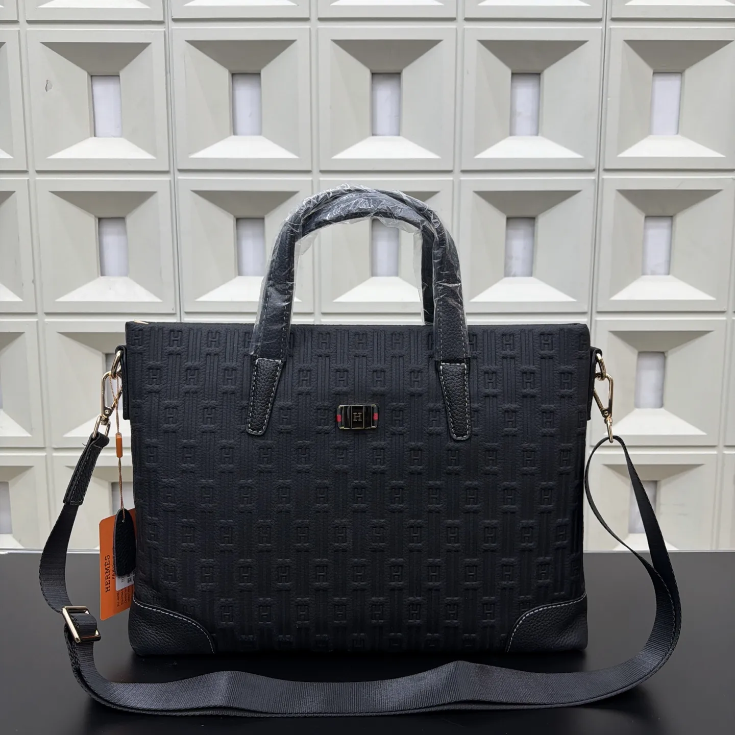 P155 Herm&egrave;s 爱马仕 男士牛皮公文包 🚹电脑包 斜挎手提包 经典百搭 实物拍摄 原厂原版面料 高端品质 配送防尘袋 38 x 28 cm。