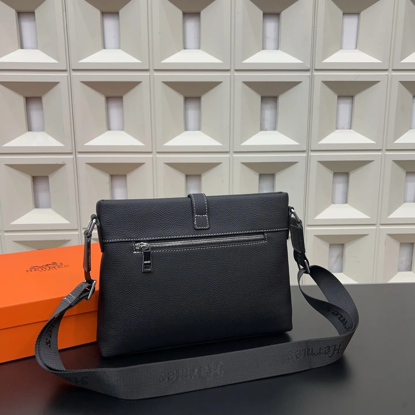 P230 Hermès 爱马仕 邮差包 头层牛皮男士单肩斜挎包 实物拍摄 原厂原版面料 配送防尘袋 32 x 28cm