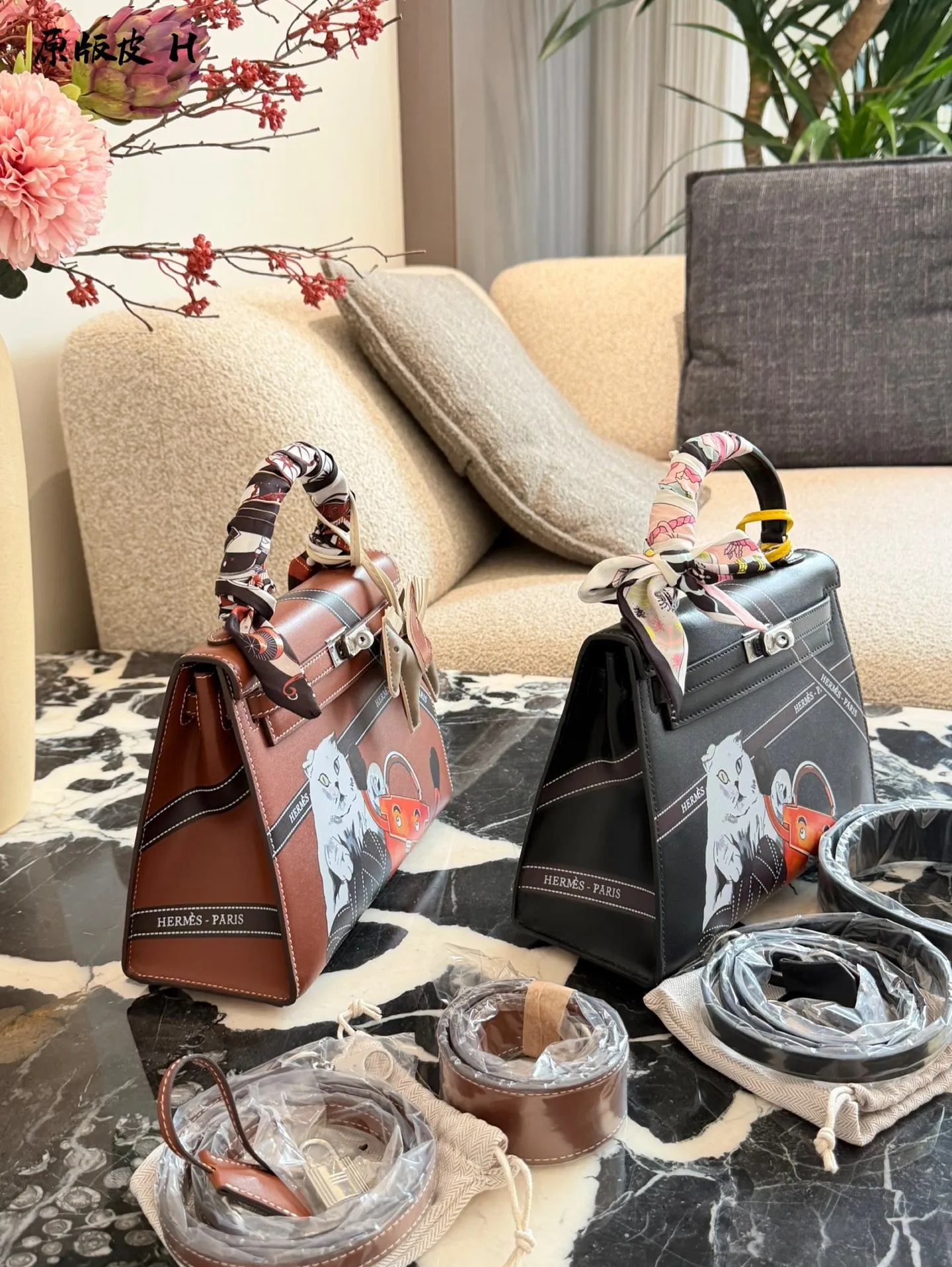 p330 爱马仕彩绘凯莉包 国这款爱马仕Kelly 25彩绘包,采用Epsom牛皮, 耐磨又有型,金扣超精致十。包身猫咪和茶壶图案超有趣,个性满分!25x18x8cm25x18x8cm,通勤出行都很适合。丝巾点缀,优雅又俏皮,搭配小飞马挂件更显趣味,是时尚与艺术的完美结合图。