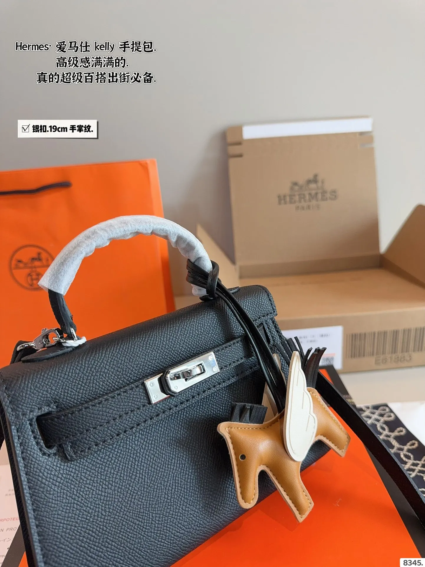 p175配礼盒🎁. 爱马仕 凯莉 kelly 二代 真的太香了 属于日常休闲跟 女人味都可以驾驭的那种 自己搭配了肩带 平时带 娃也可以解放双手 跟朋友下午茶手提更有feel哦 除了随身携带的化妆品 还有再放一个手机尺寸:19*6*12cm