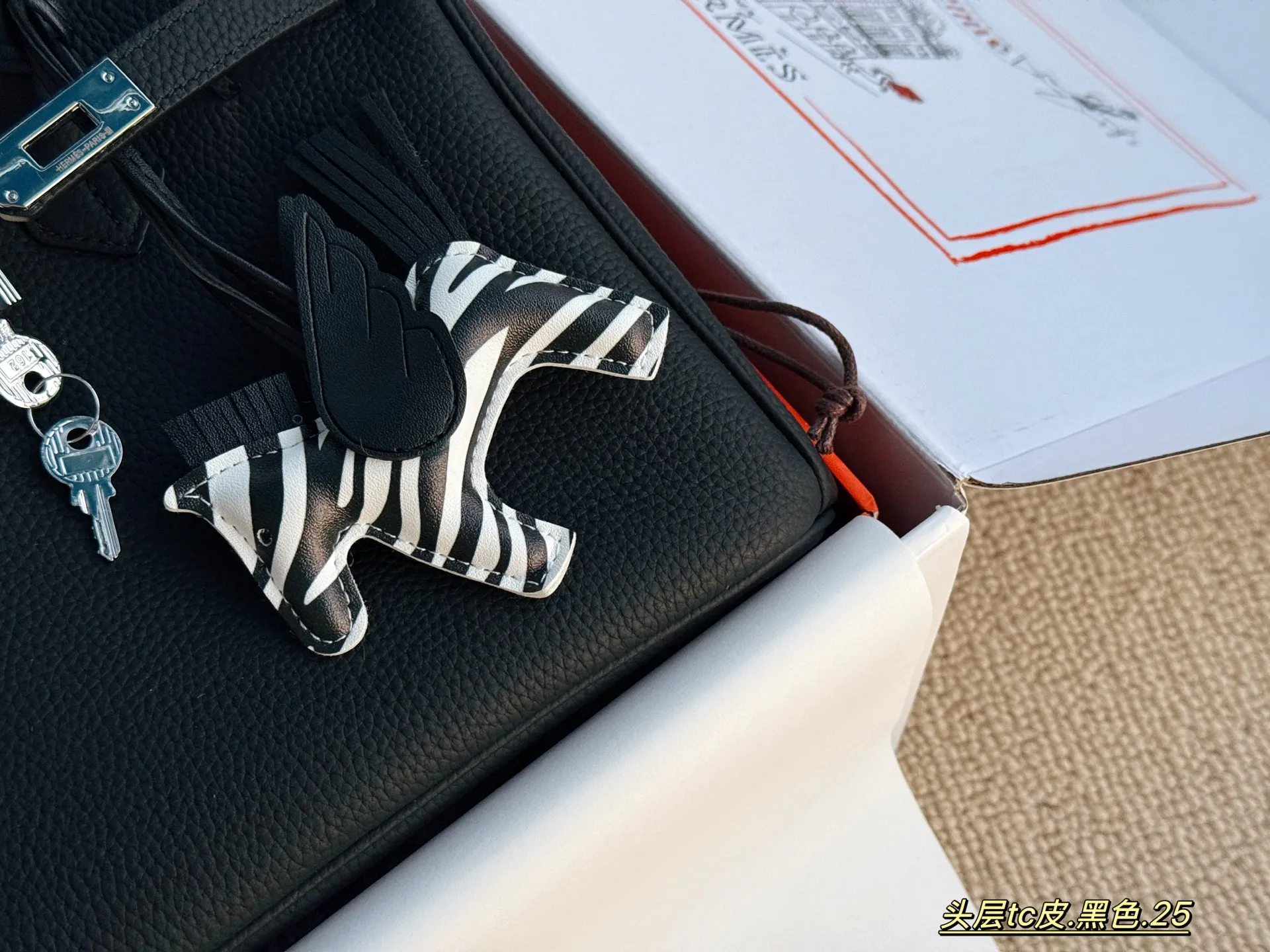 💰245 配全套包装 size:25cm 背铂金包的季节来啦 Bk25 原版品质 ✔️ 爱马仕|Birkin 25 tc牛皮 真的太可了,可咸可甜 超难买的绝美birkin! 赠送小马 丝巾 小锁头哦!