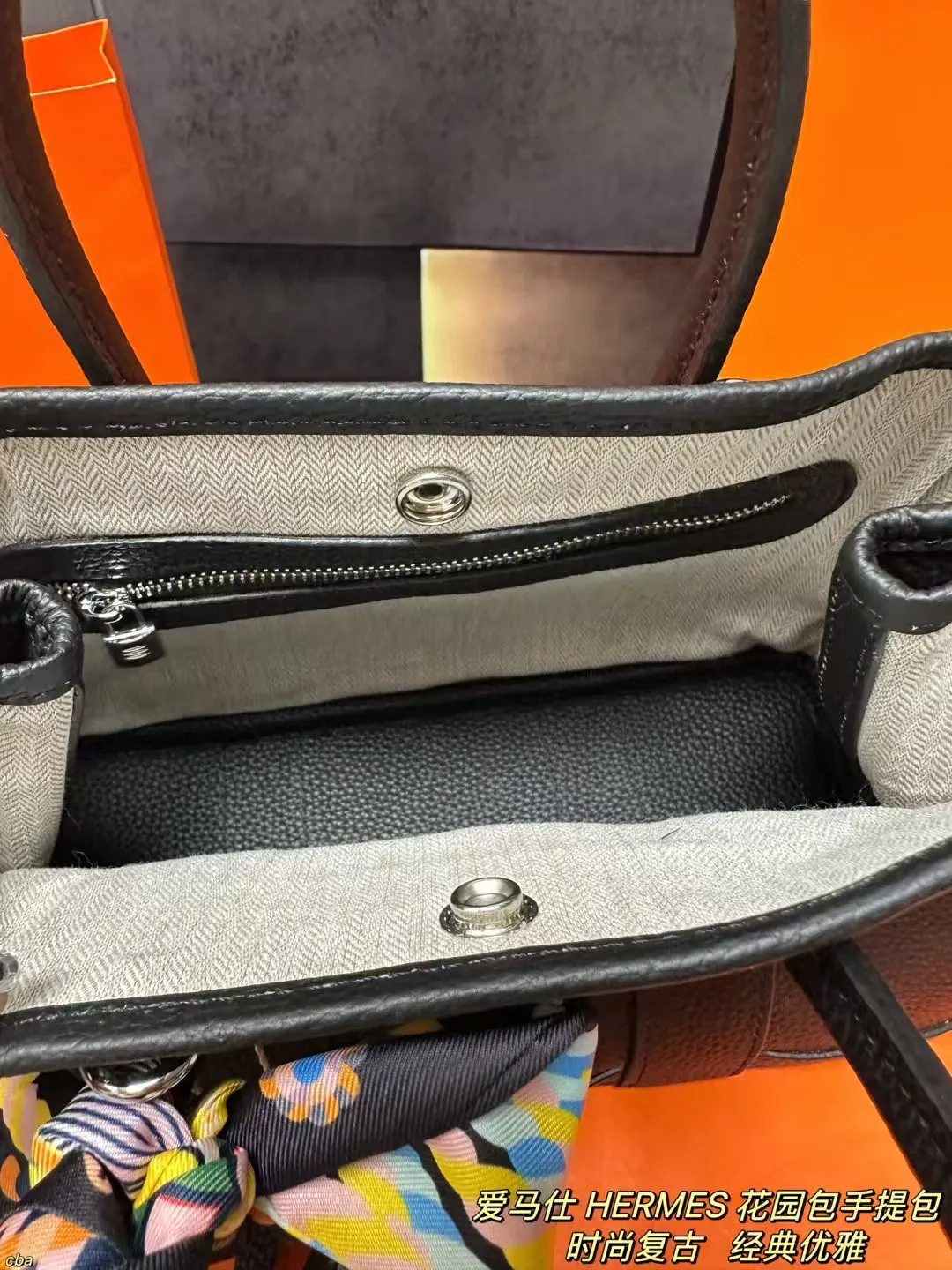 P210配盒 爱马仕 HERMES 花园包手提包 牛皮手提包,爱马仕花园包当作健身包瑜伽包再适合不过了!容量确实很ok的同时属于是慵懒随性低调中透露着奢华,经典百搭,上班通勤、差旅出行、当作妈咪包也ok,花园包才算是名副其实的菜篮子好吗!!实用性极强性价比极高,又不会过时的款式。两侧还有按扣可以调节,绝对是务实低调的代表! 尺寸:25*15.5cm