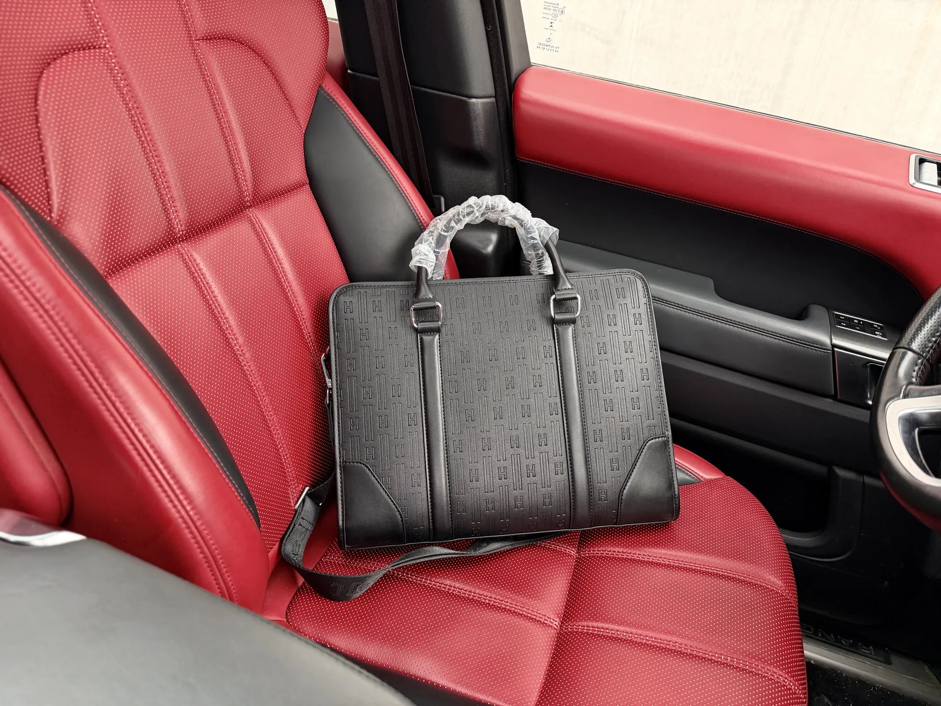 p155 📷高端货‼️ &ldquo; HERMES &rdquo;爱马仕公文包💼 爱马仕男士公文斜挎手提包 顶级进口原厂面料🐂高清五金logo标志、专用里内里。电脑隔层，拉链暗袋。顺滑拉链、油边超平滑、可单肩斜挎背！做工精致每个细节到位！职业男人必备款。规格：36x29.5x6.5cm